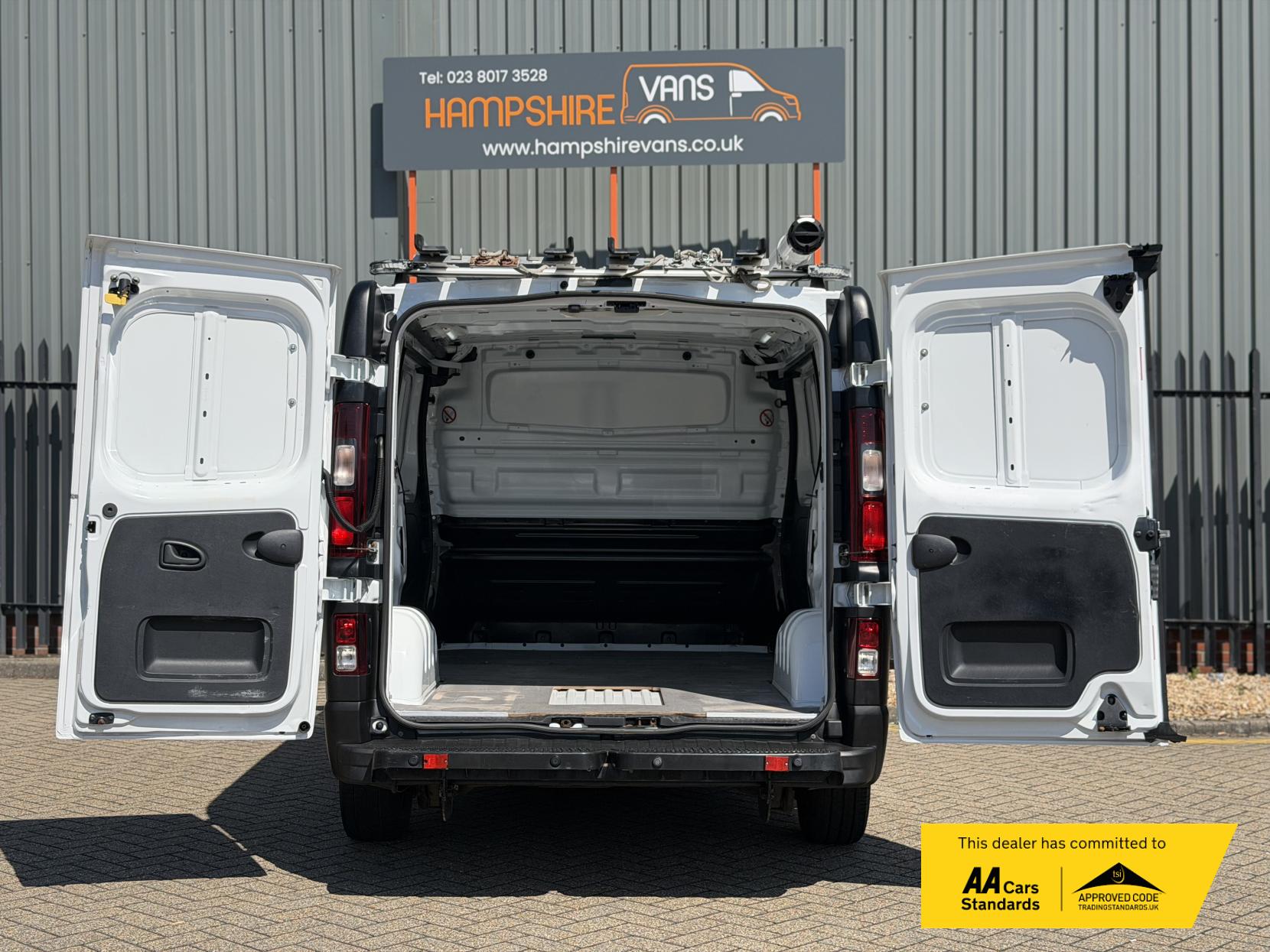 2016 Vauxhall Vivaro 1.6 CDTi 2900 ecoFLEX Panel Van 5dr Diesel Manual L1 H1 Euro 5 (s/s) (90 ps) - Thumbnail 12