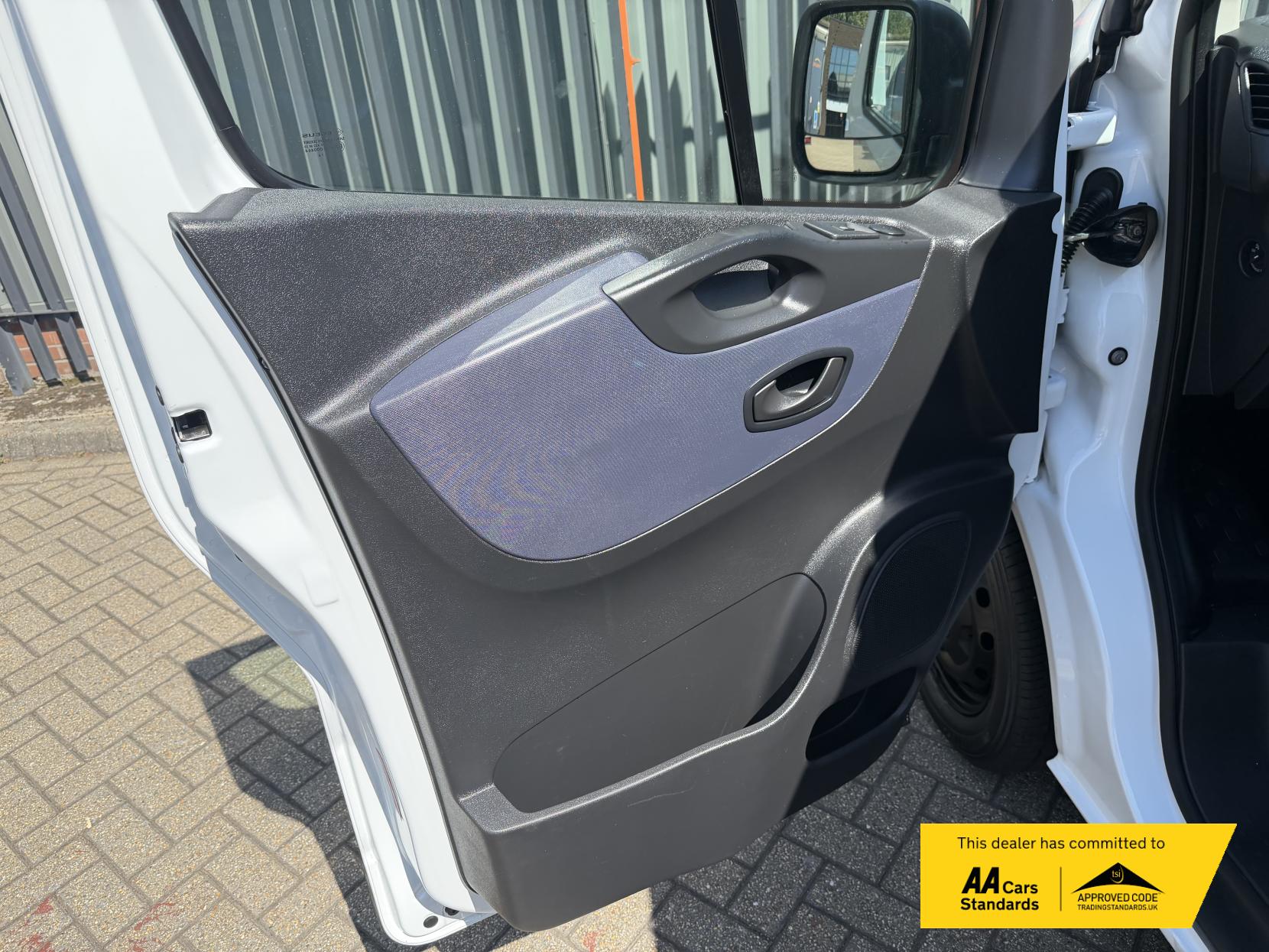 2016 Vauxhall Vivaro 1.6 CDTi 2900 ecoFLEX Panel Van 5dr Diesel Manual L1 H1 Euro 5 (s/s) (90 ps) - Thumbnail 23