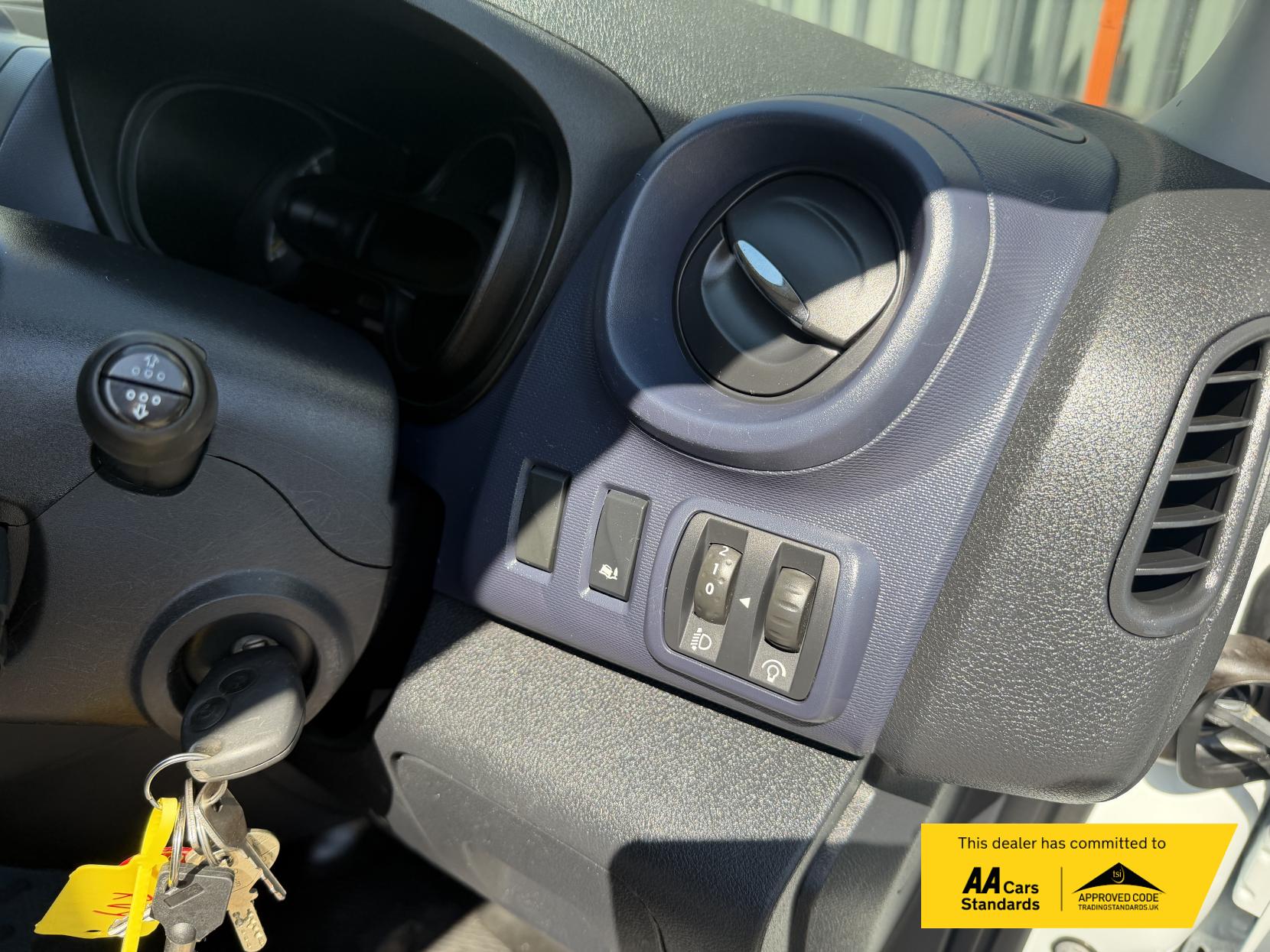 2016 Vauxhall Vivaro 1.6 CDTi 2900 ecoFLEX Panel Van 5dr Diesel Manual L1 H1 Euro 5 (s/s) (90 ps) - Thumbnail 38