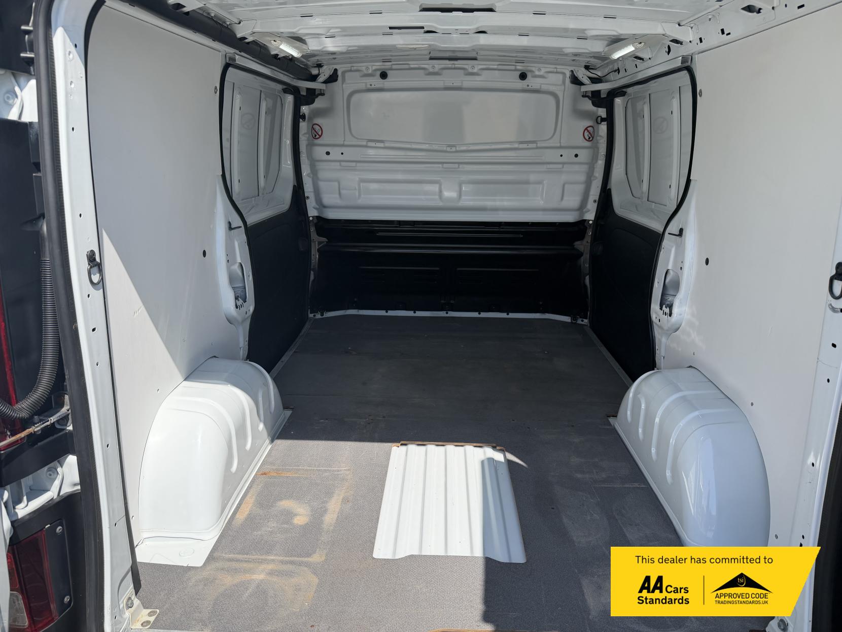 2016 Vauxhall Vivaro 1.6 CDTi 2900 ecoFLEX Panel Van 5dr Diesel Manual L1 H1 Euro 5 (s/s) (90 ps) - Thumbnail 14