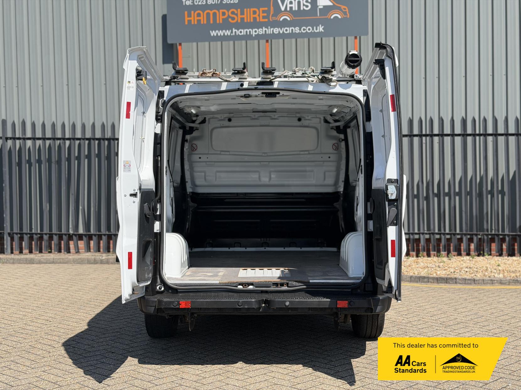 2016 Vauxhall Vivaro 1.6 CDTi 2900 ecoFLEX Panel Van 5dr Diesel Manual L1 H1 Euro 5 (s/s) (90 ps) - Thumbnail 11