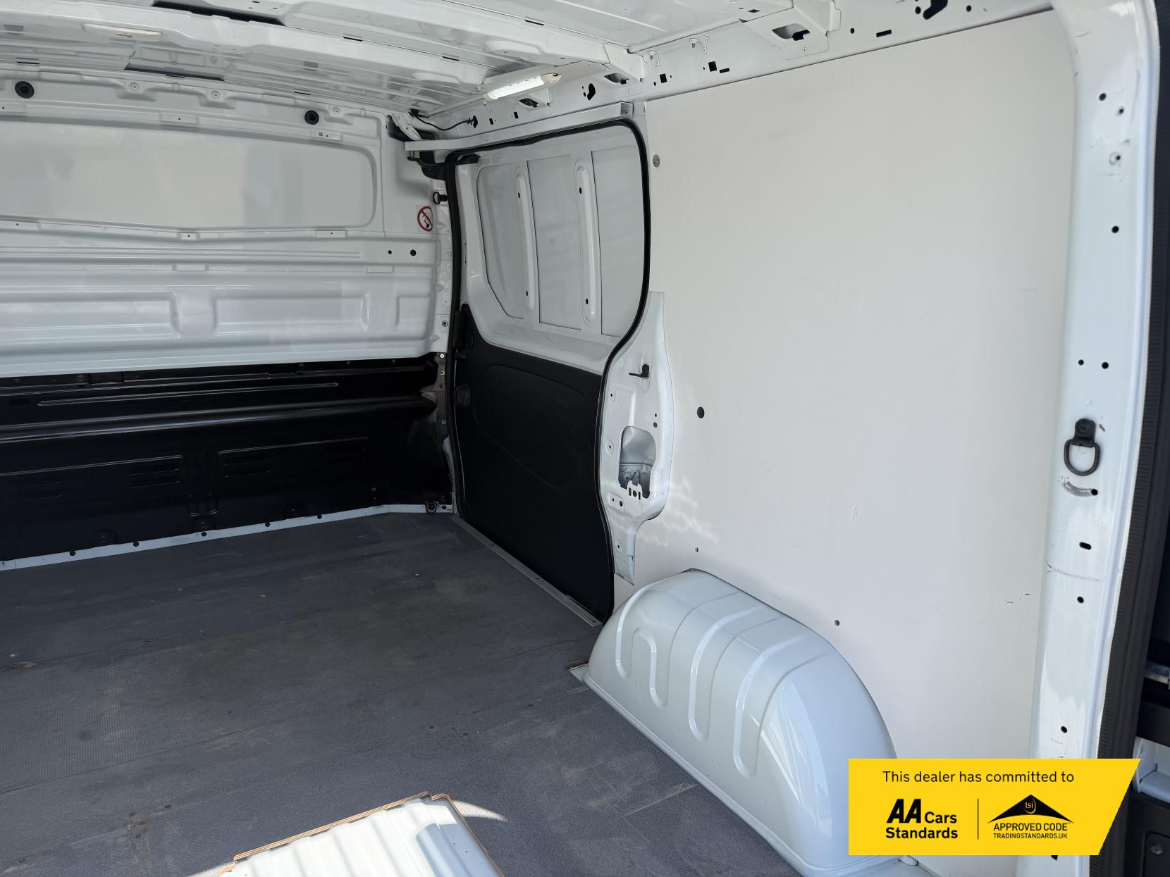 2016 Vauxhall Vivaro 1.6 CDTi 2900 ecoFLEX Panel Van 5dr Diesel Manual L1 H1 Euro 5 (s/s) (90 ps) - Thumbnail 15