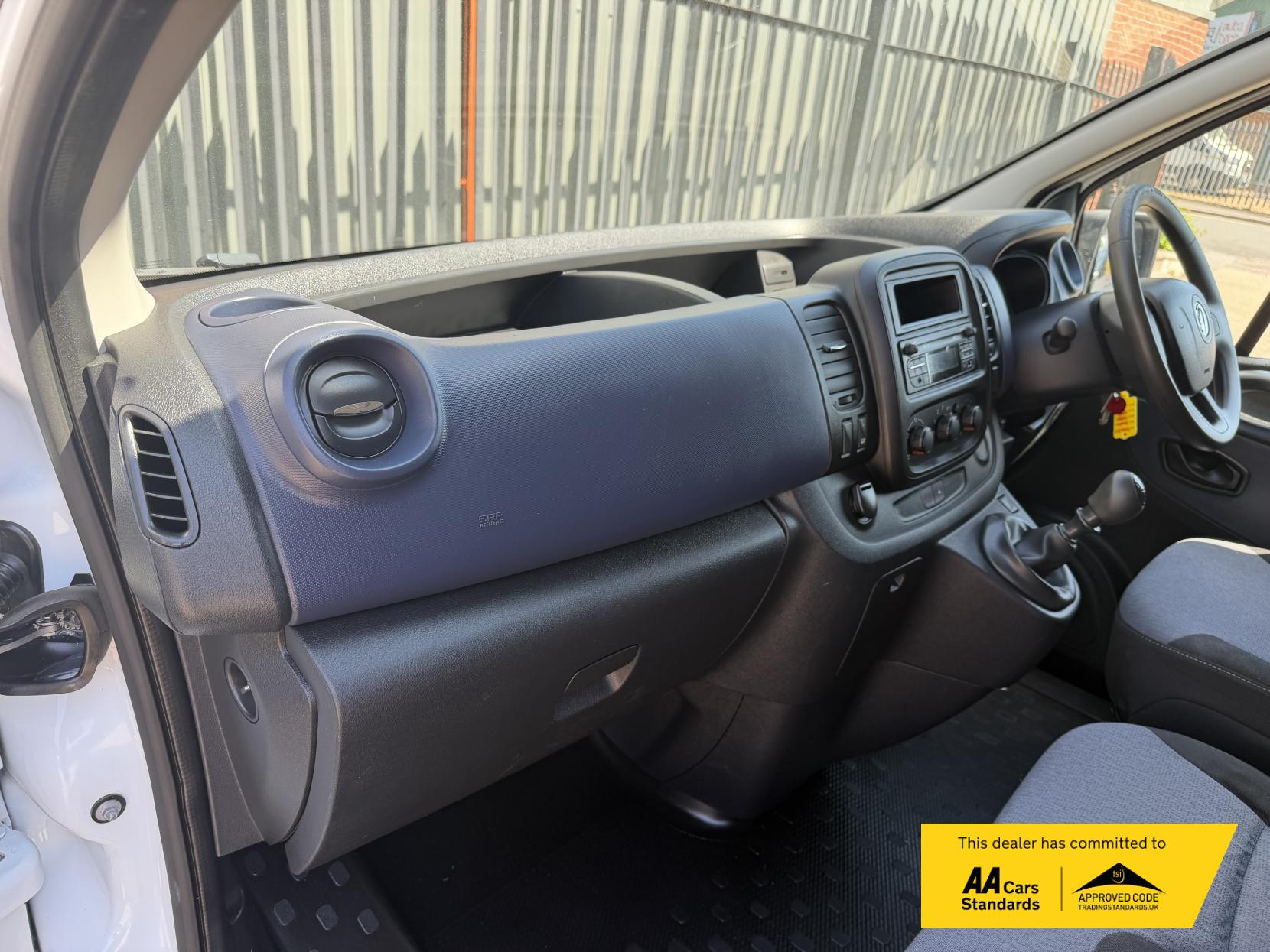 2016 Vauxhall Vivaro 1.6 CDTi 2900 ecoFLEX Panel Van 5dr Diesel Manual L1 H1 Euro 5 (s/s) (90 ps) - Thumbnail 25