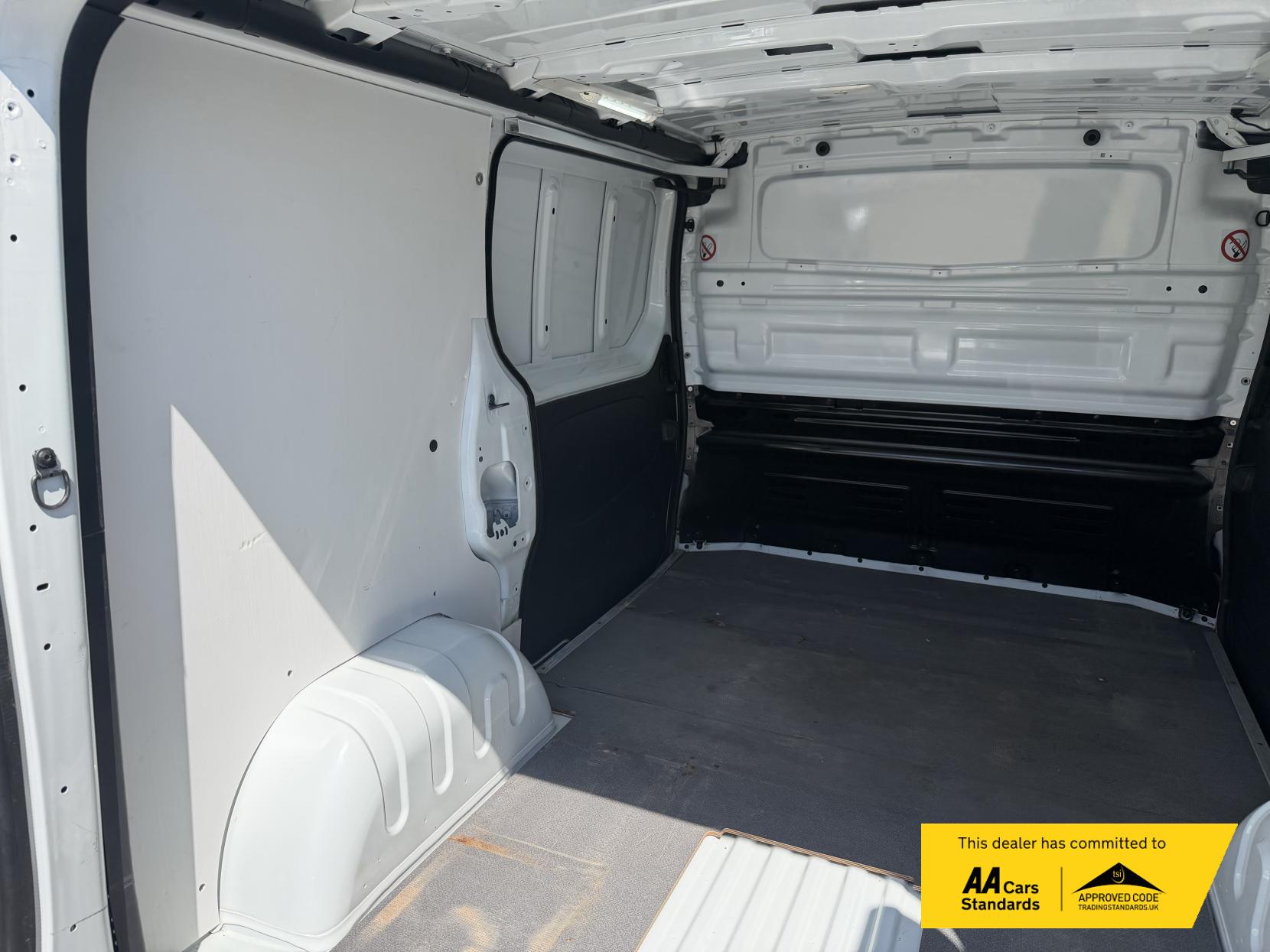 2016 Vauxhall Vivaro 1.6 CDTi 2900 ecoFLEX Panel Van 5dr Diesel Manual L1 H1 Euro 5 (s/s) (90 ps) - Thumbnail 13