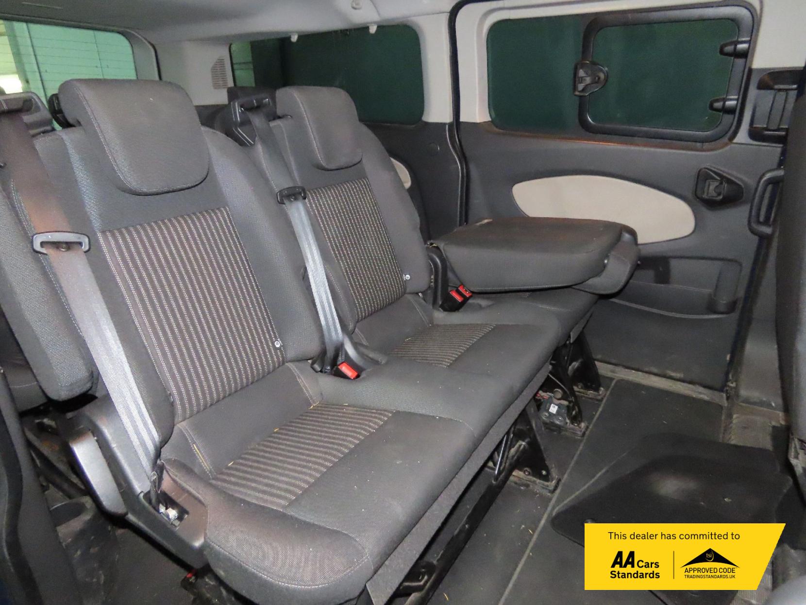 Ford Tourneo Custom 2.0 310 EcoBlue Zetec Minibus Double Cab 5dr Diesel Manual L2 Euro 6 (s/s) (130 ps)
