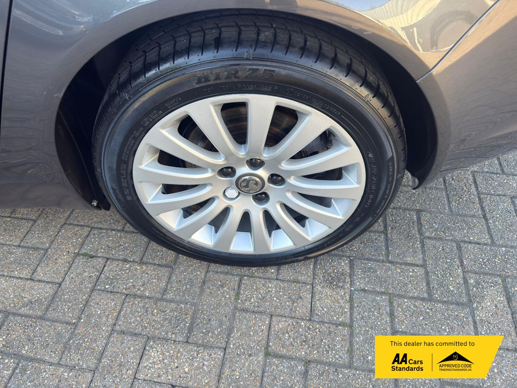 2009 Vauxhall Insignia 2.0T Elite Nav Hatchback 5dr Petrol Manual Euro 5 (220 ps) - Thumbnail 56