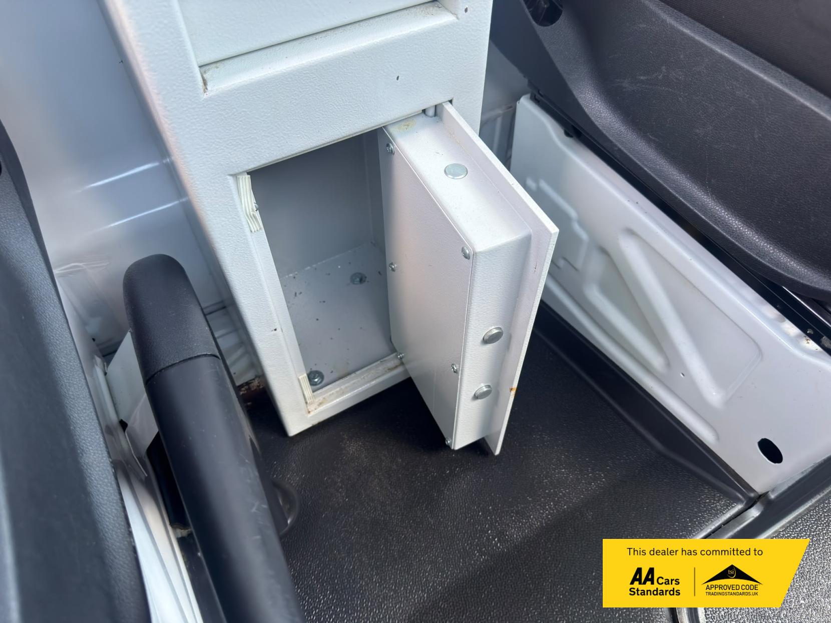 2020 Mercedes-Benz Sprinter 2.1 314 CDi Temperature Controlled 5dr Diesel Manual RWD L3 H2 (210 g/km, 141 bhp) - Thumbnail 34