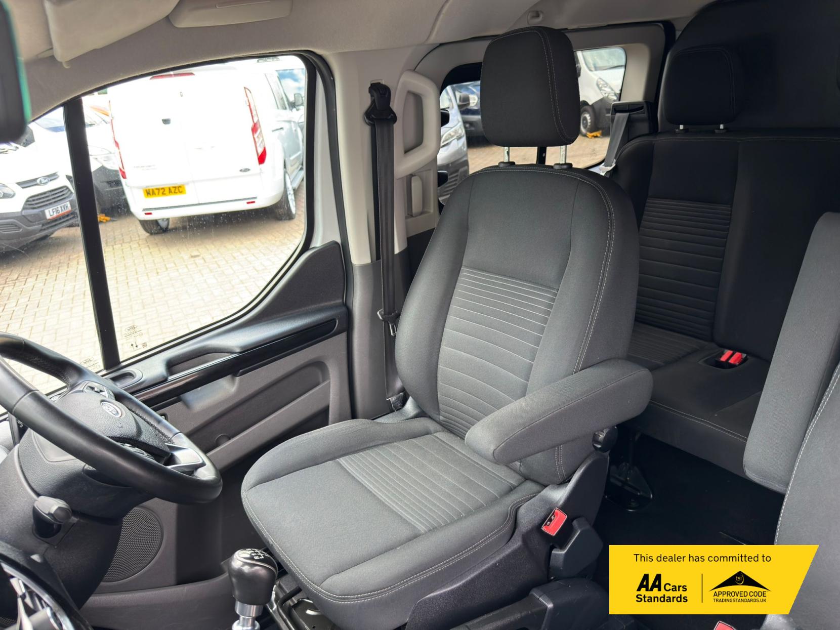 2022 Ford Transit Custom 2.0 300 EcoBlue Limited Crew Van Double Cab 5dr Diesel Manual L2 H1 Euro 6 (s/s) (130 ps) - Thumbnail 10