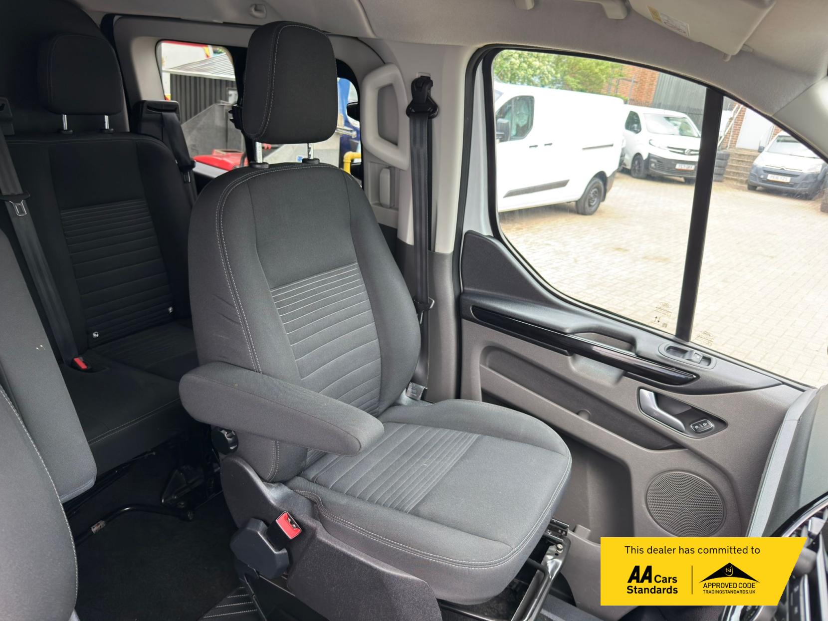 2022 Ford Transit Custom 2.0 300 EcoBlue Limited Crew Van Double Cab 5dr Diesel Manual L2 H1 Euro 6 (s/s) (130 ps) - Thumbnail 9