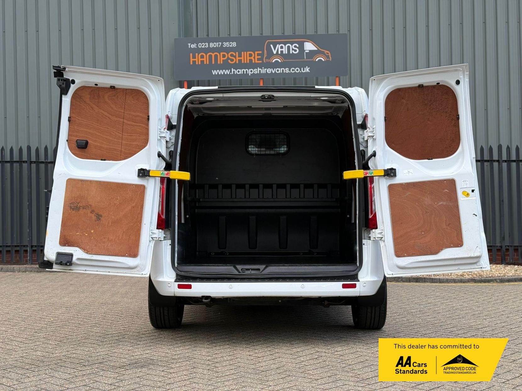 2022 Ford Transit Custom 2.0 300 EcoBlue Limited Crew Van Double Cab 5dr Diesel Manual L2 H1 Euro 6 (s/s) (130 ps) - Thumbnail 19