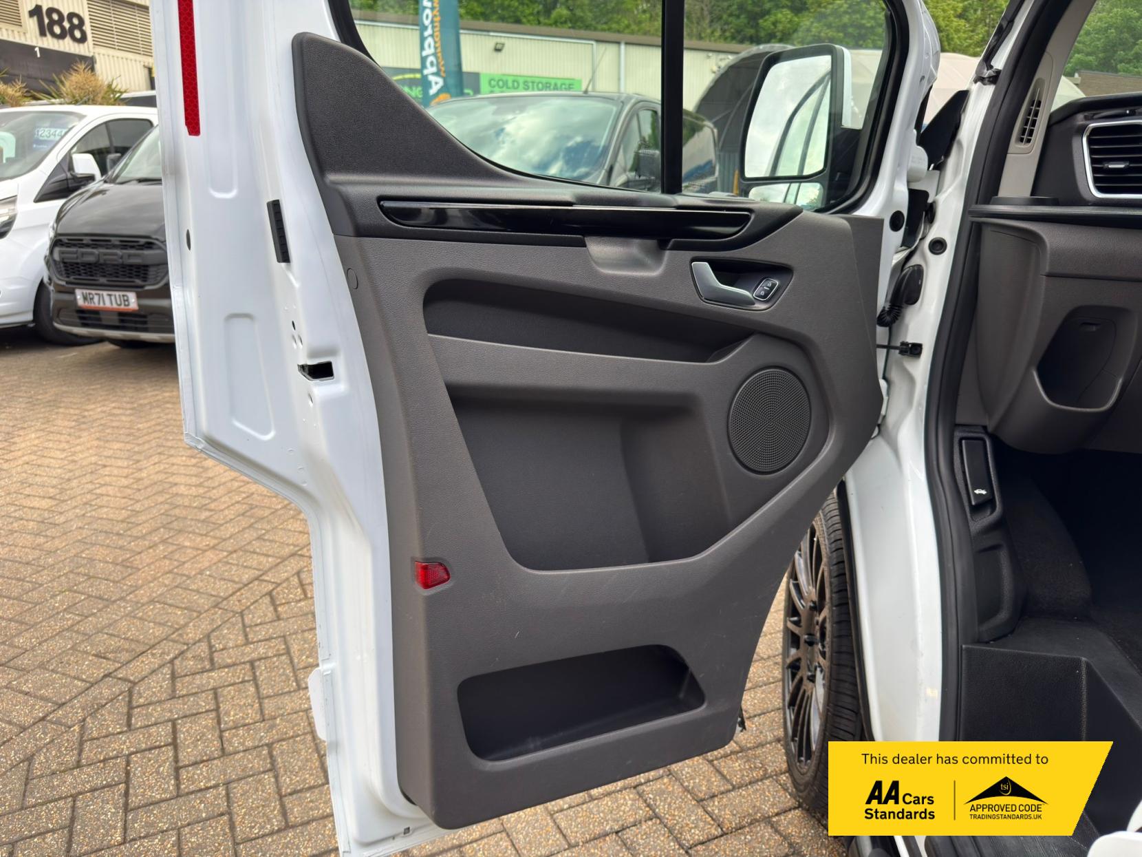 2022 Ford Transit Custom 2.0 300 EcoBlue Limited Crew Van Double Cab 5dr Diesel Manual L2 H1 Euro 6 (s/s) (130 ps) - Thumbnail 30
