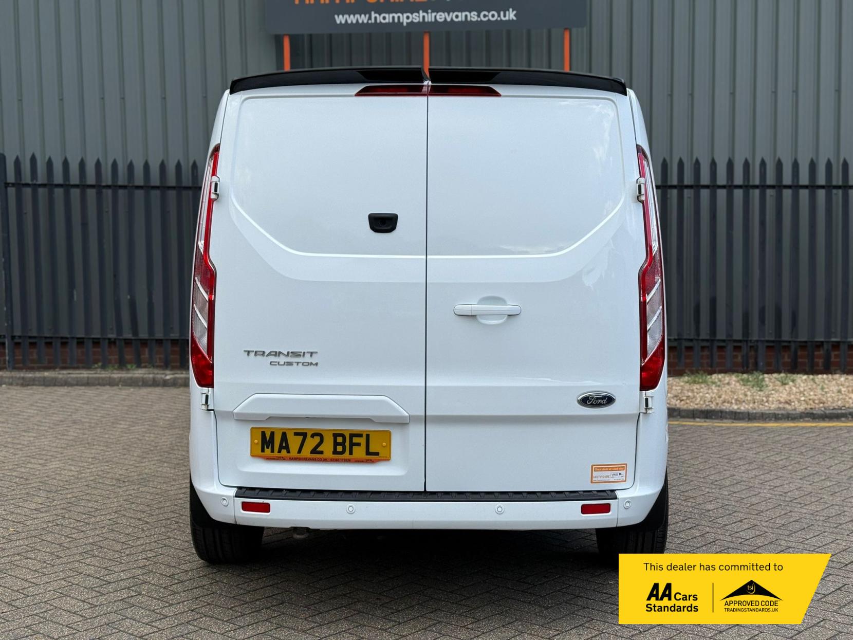 2022 Ford Transit Custom 2.0 300 EcoBlue Limited Crew Van Double Cab 5dr Diesel Manual L2 H1 Euro 6 (s/s) (130 ps) - Thumbnail 17