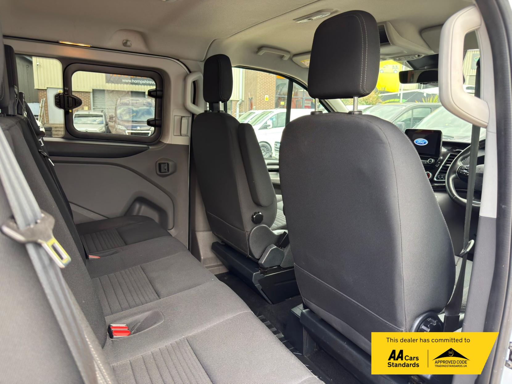 2022 Ford Transit Custom 2.0 300 EcoBlue Limited Crew Van Double Cab 5dr Diesel Manual L2 H1 Euro 6 (s/s) (130 ps) - Thumbnail 15