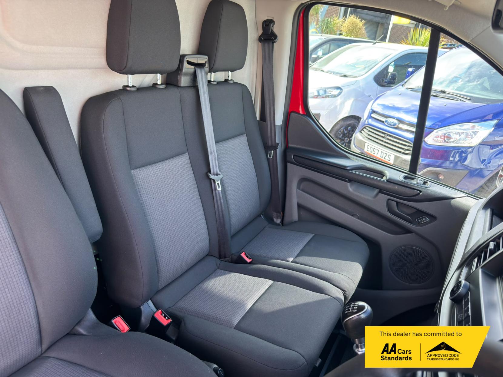 2018 Ford Transit Custom 2.0 320 EcoBlue Panel Van 5dr Diesel Manual L2 H2 Euro 6 (105 ps) - Thumbnail 16