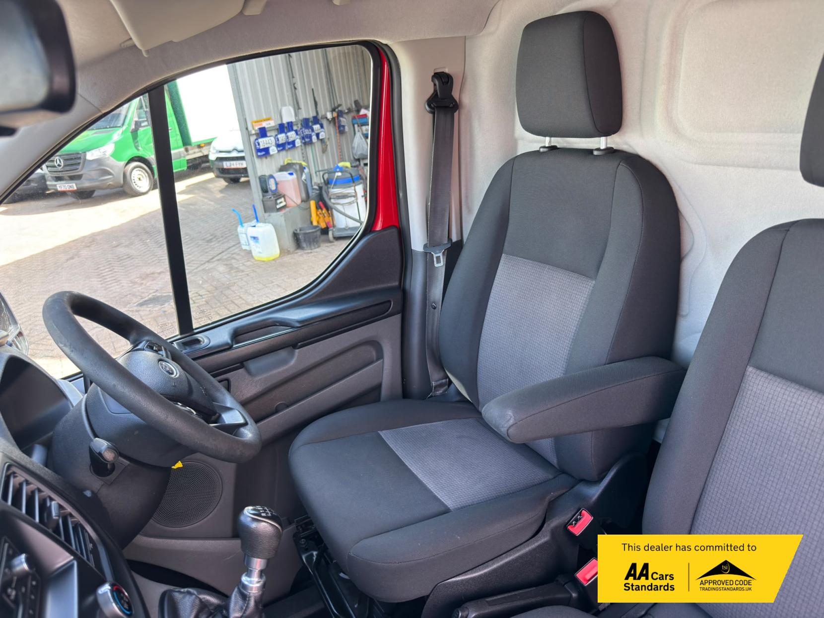2018 Ford Transit Custom 2.0 320 EcoBlue Panel Van 5dr Diesel Manual L2 H2 Euro 6 (105 ps) - Thumbnail 17