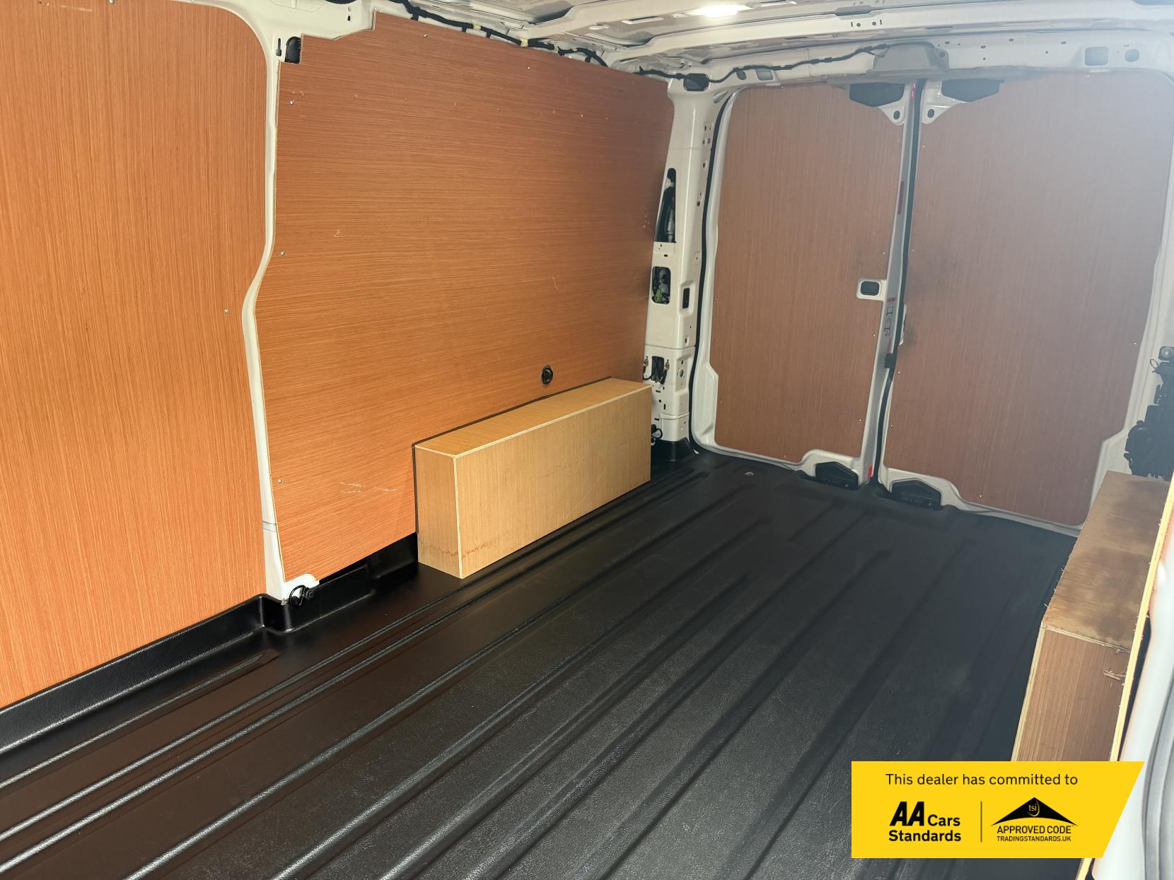 2024 Ford Transit Custom 2.0 300 EcoBlue Limited Panel Van 5dr Diesel Auto L2 H1 Euro 6 (s/s) (136 ps) - Thumbnail 26