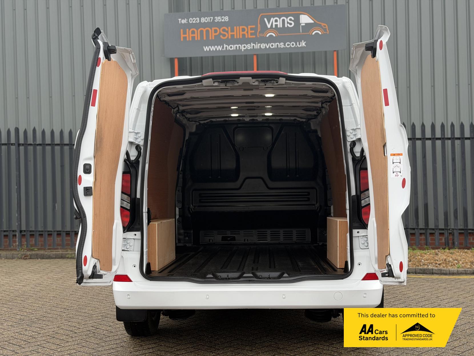 2024 Ford Transit Custom 2.0 300 EcoBlue Limited Panel Van 5dr Diesel Auto L2 H1 Euro 6 (s/s) (136 ps) - Thumbnail 22