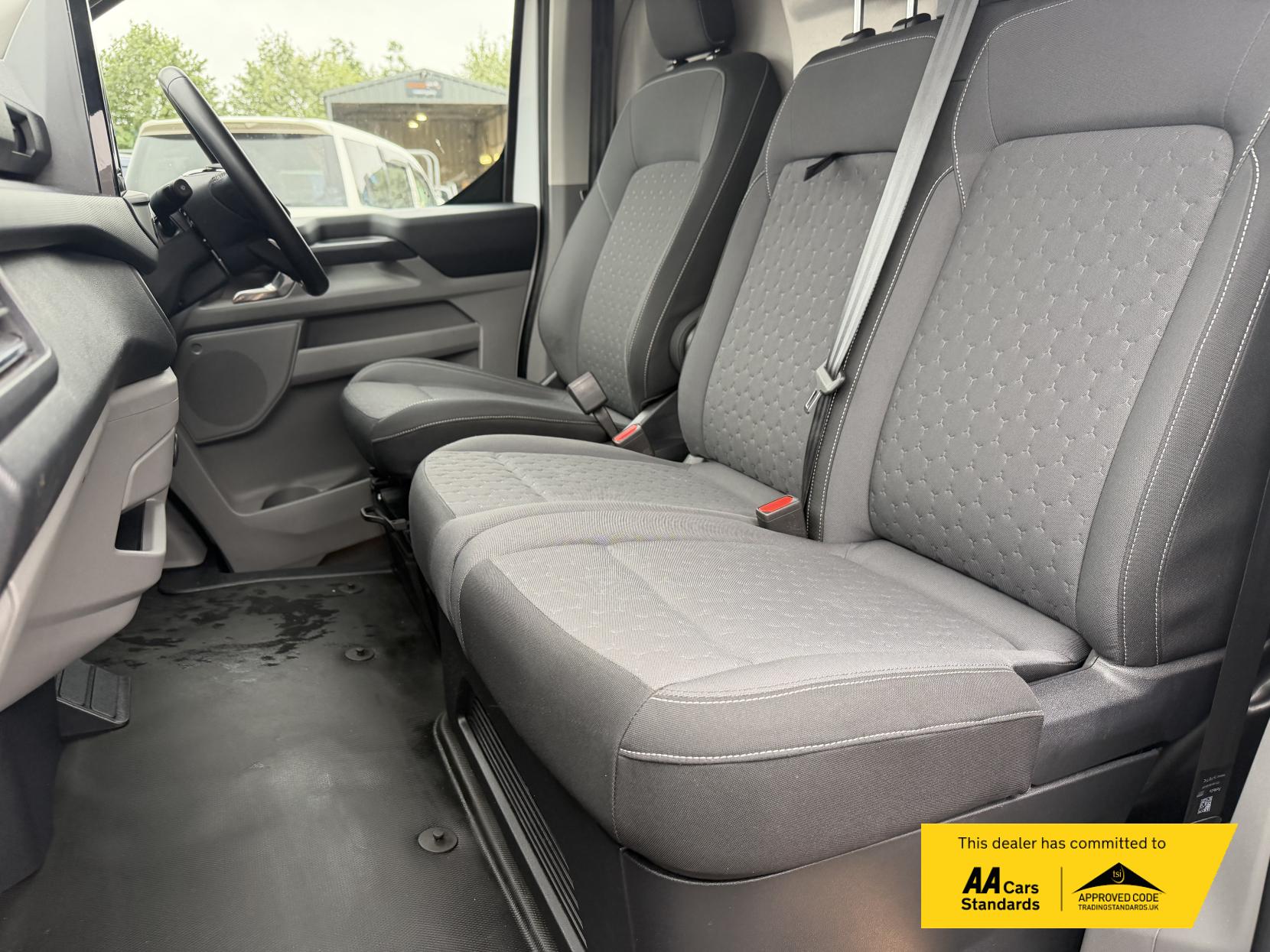 2024 Ford Transit Custom 2.0 300 EcoBlue Limited Panel Van 5dr Diesel Auto L2 H1 Euro 6 (s/s) (136 ps) - Thumbnail 14