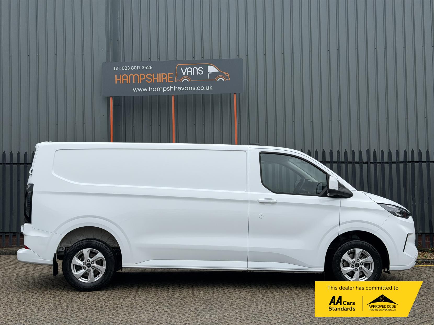 2024 Ford Transit Custom 2.0 300 EcoBlue Limited Panel Van 5dr Diesel Auto L2 H1 Euro 6 (s/s) (136 ps) - Thumbnail 7