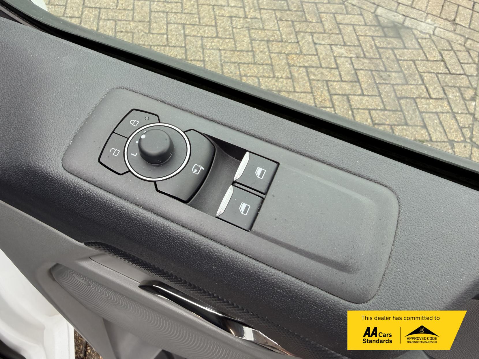 2024 Ford Transit Custom 2.0 300 EcoBlue Limited Panel Van 5dr Diesel Auto L2 H1 Euro 6 (s/s) (136 ps) - Thumbnail 44