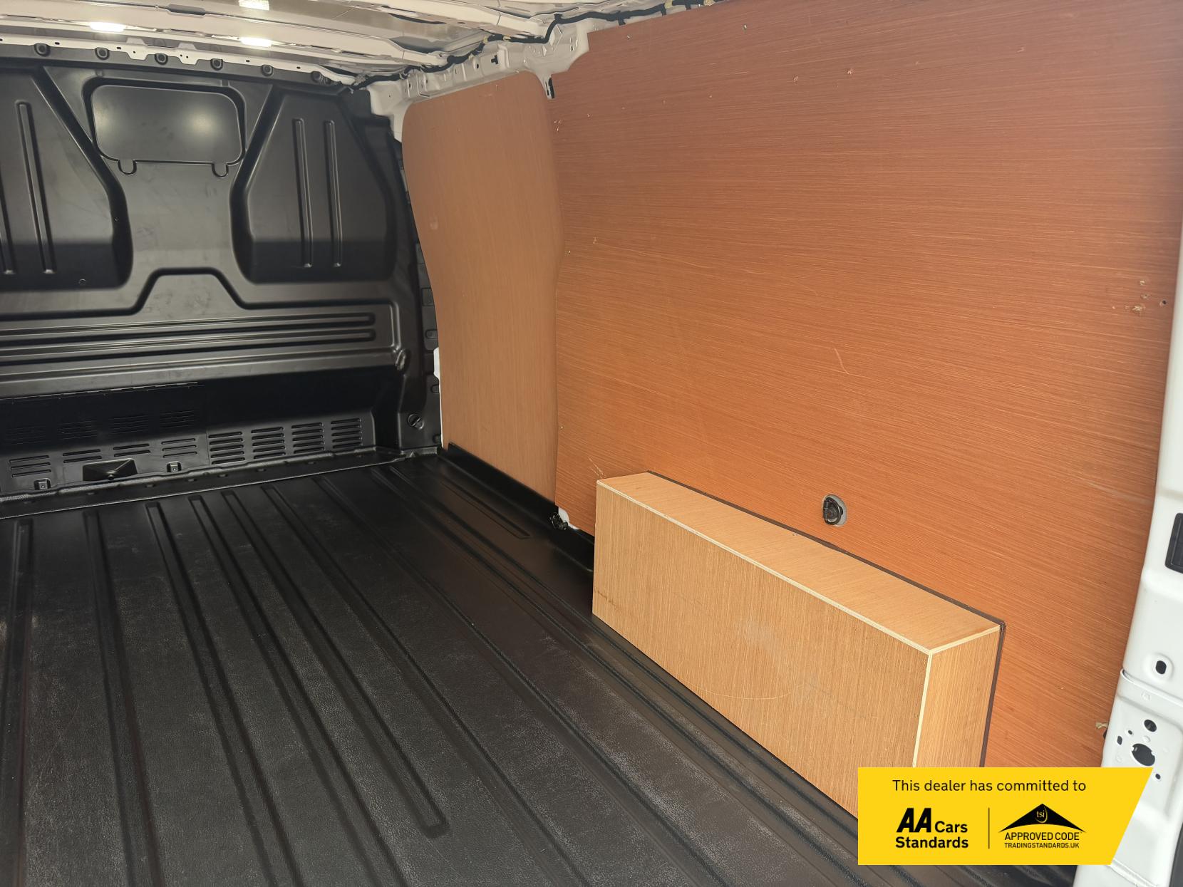 2024 Ford Transit Custom 2.0 300 EcoBlue Limited Panel Van 5dr Diesel Auto L2 H1 Euro 6 (s/s) (136 ps) - Thumbnail 24