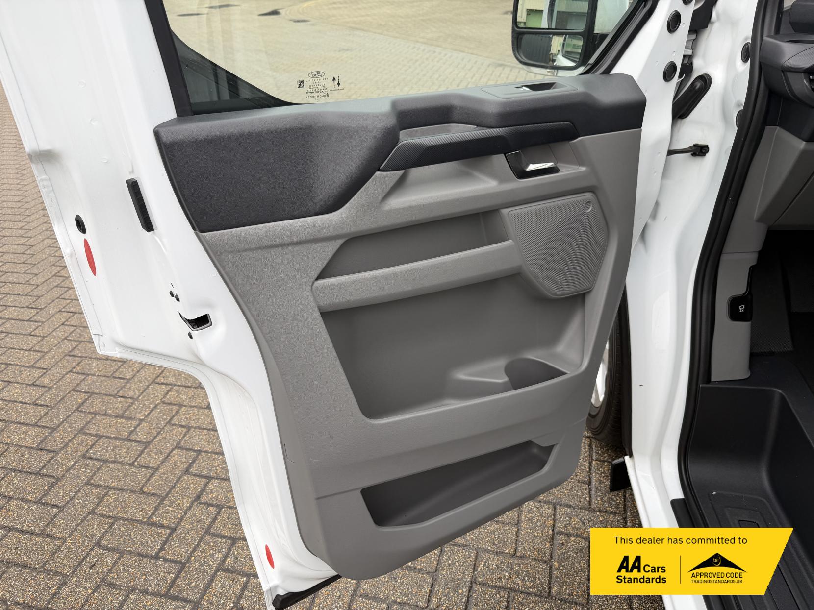 2024 Ford Transit Custom 2.0 300 EcoBlue Limited Panel Van 5dr Diesel Auto L2 H1 Euro 6 (s/s) (136 ps) - Thumbnail 27