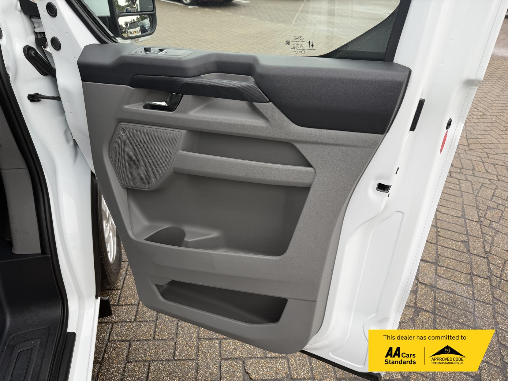 2024 Ford Transit Custom 2.0 300 EcoBlue Limited Panel Van 5dr Diesel Auto L2 H1 Euro 6 (s/s) (136 ps) - Thumbnail 46