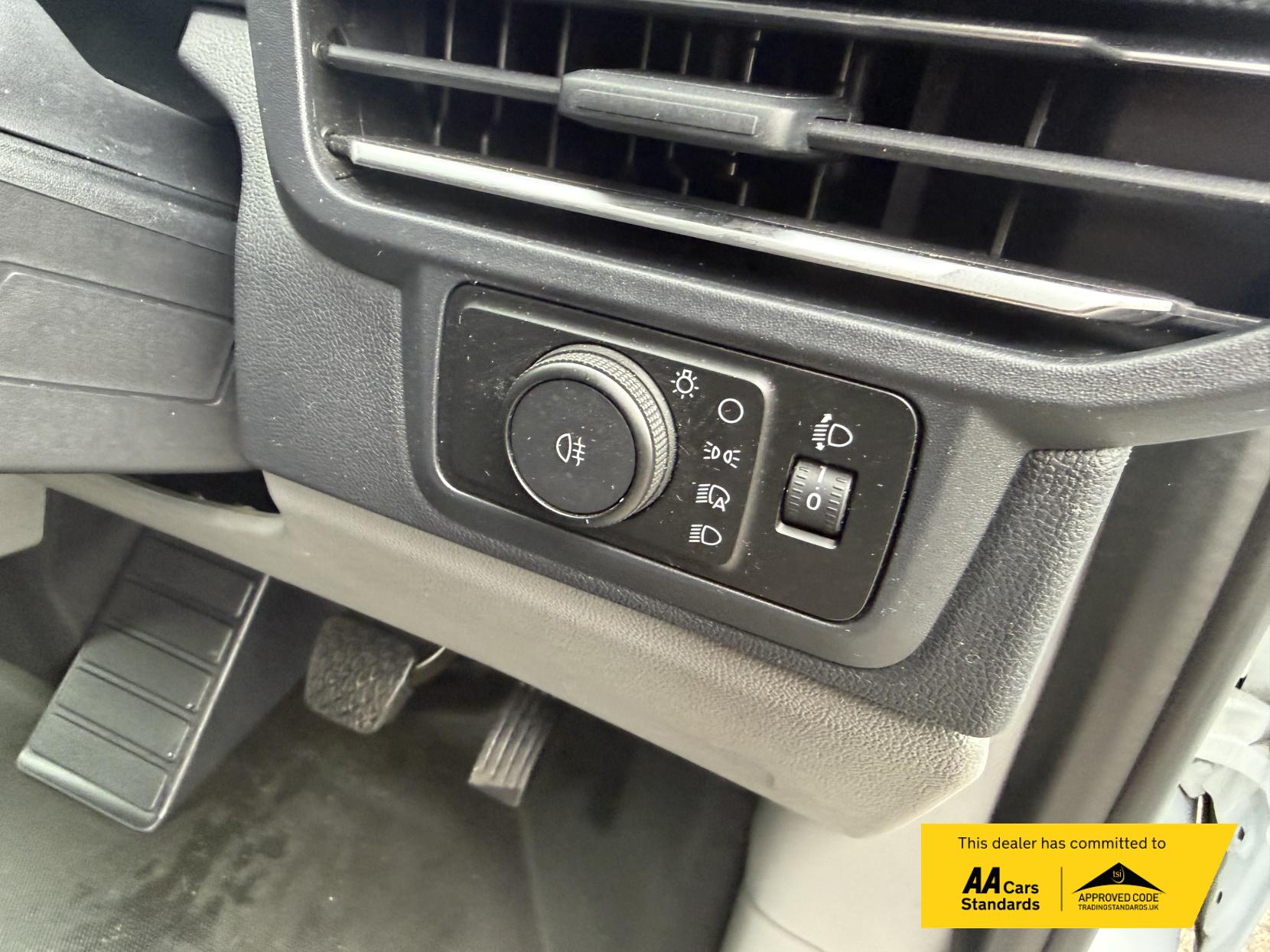 2024 Ford Transit Custom 2.0 300 EcoBlue Limited Panel Van 5dr Diesel Auto L2 H1 Euro 6 (s/s) (136 ps) - Thumbnail 42