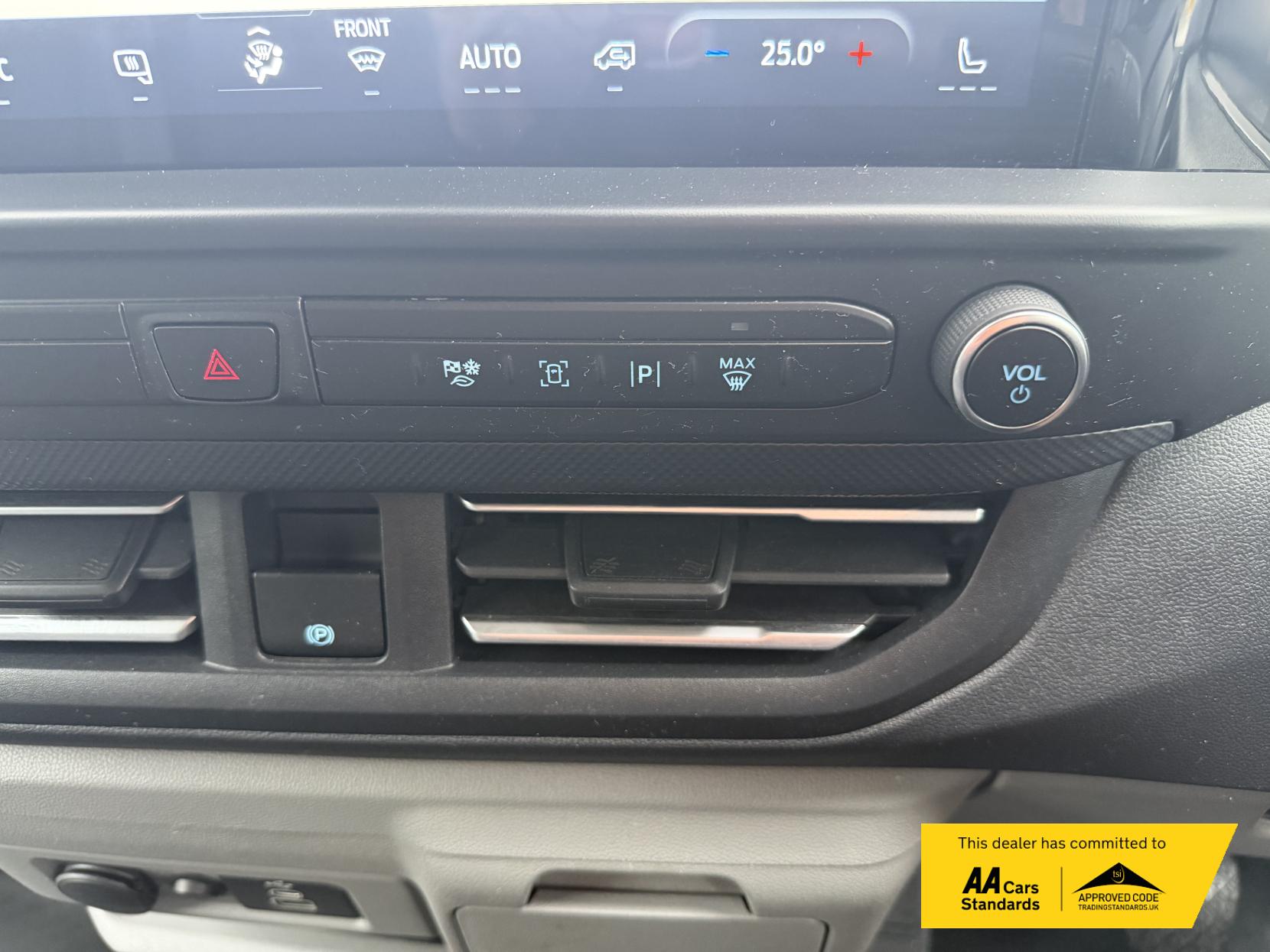 2024 Ford Transit Custom 2.0 300 EcoBlue Limited Panel Van 5dr Diesel Auto L2 H1 Euro 6 (s/s) (136 ps) - Thumbnail 31