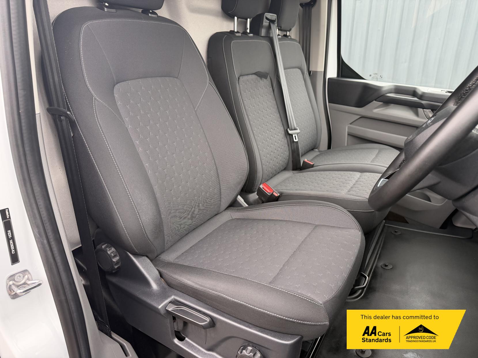 2024 Ford Transit Custom 2.0 300 EcoBlue Limited Panel Van 5dr Diesel Auto L2 H1 Euro 6 (s/s) (136 ps) - Thumbnail 15