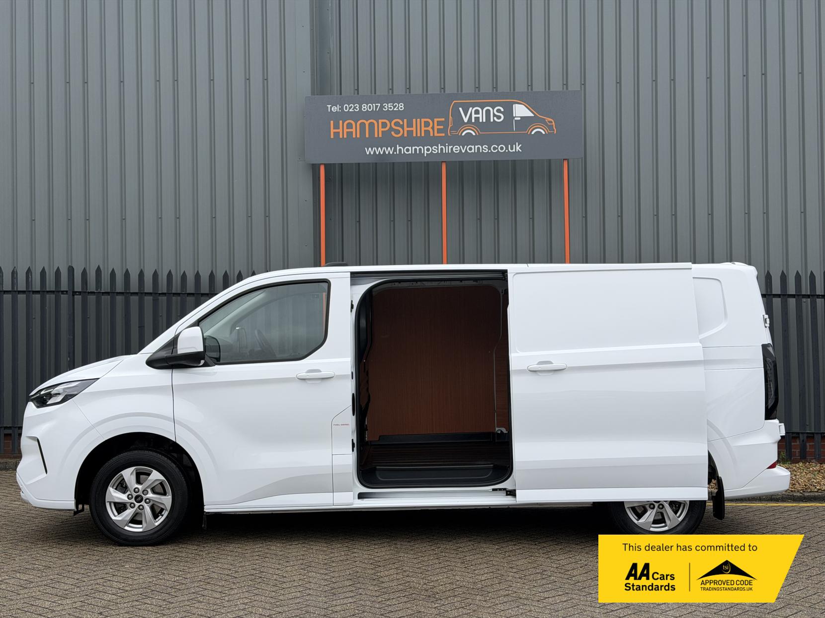 2024 Ford Transit Custom 2.0 300 EcoBlue Limited Panel Van 5dr Diesel Auto L2 H1 Euro 6 (s/s) (136 ps) - Thumbnail 6