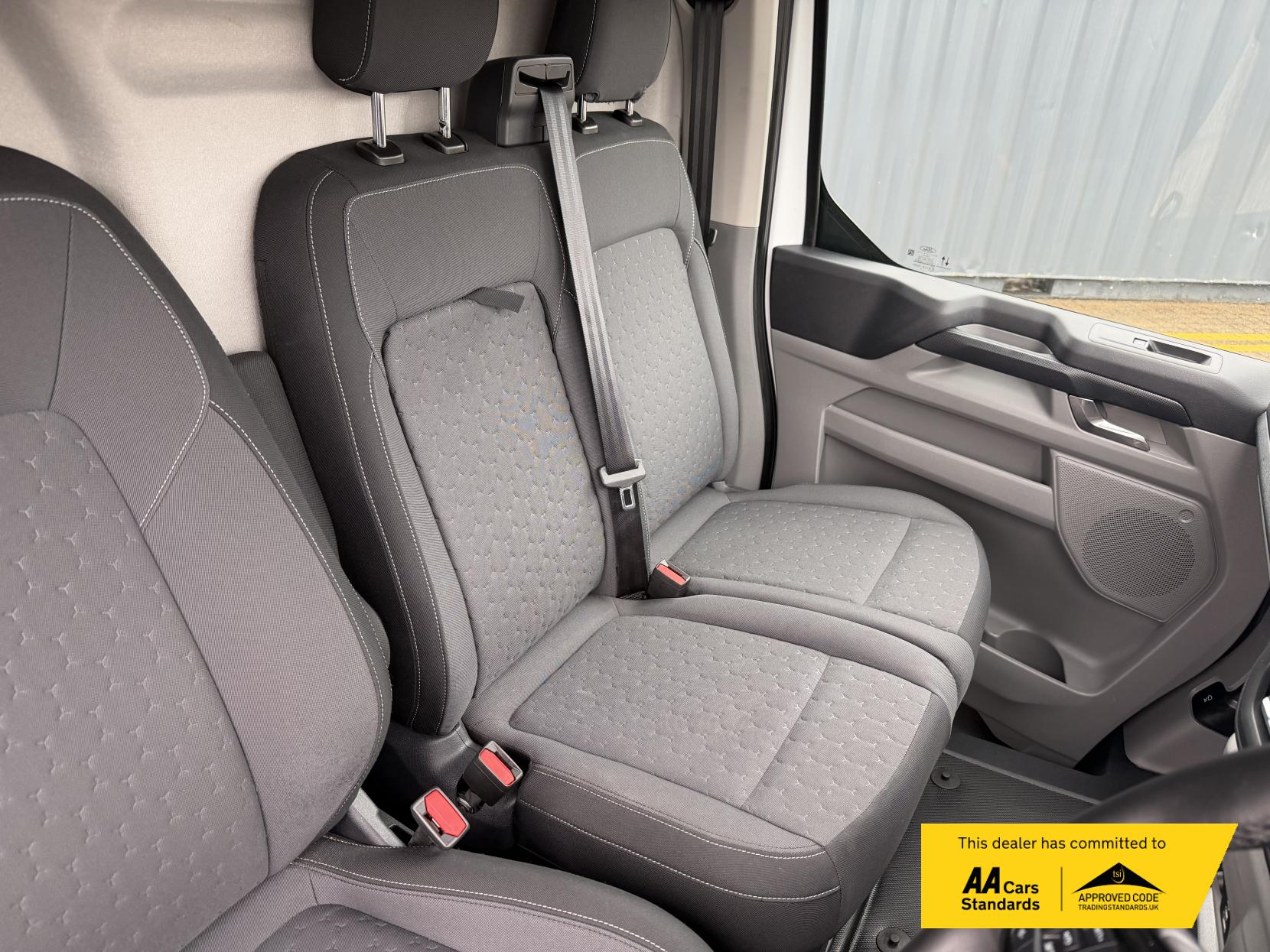 2024 Ford Transit Custom 2.0 300 EcoBlue Limited Panel Van 5dr Diesel Auto L2 H1 Euro 6 (s/s) (136 ps) - Thumbnail 16