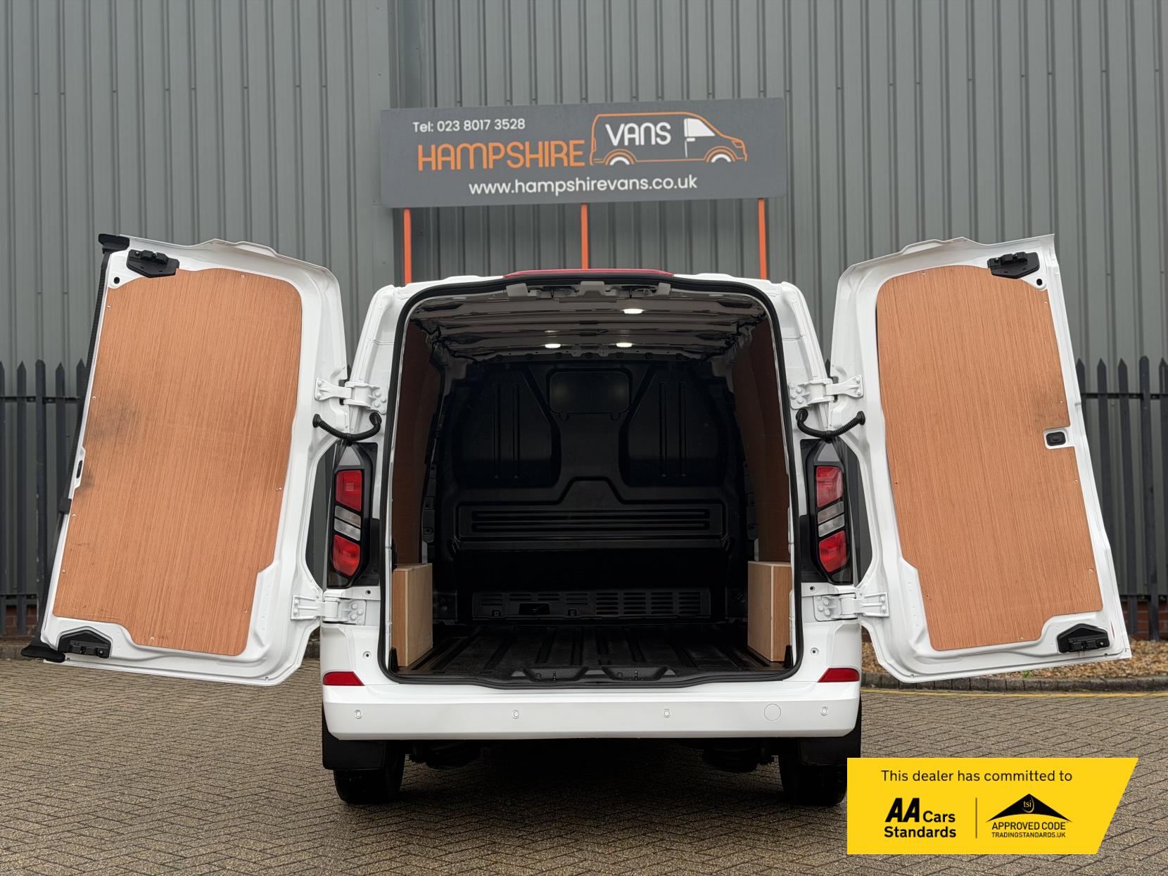 2024 Ford Transit Custom 2.0 300 EcoBlue Limited Panel Van 5dr Diesel Auto L2 H1 Euro 6 (s/s) (136 ps) - Thumbnail 23
