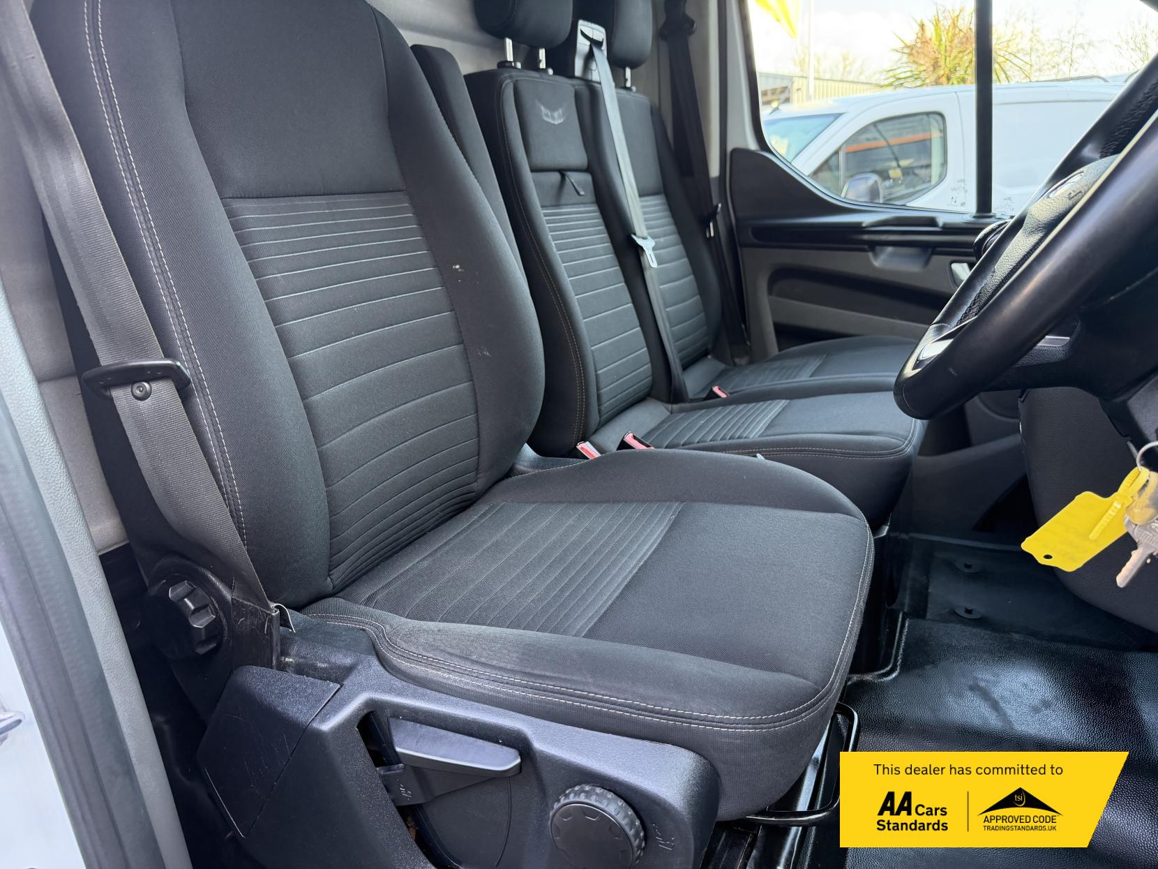 2023 Ford Transit Custom 2.0 300 EcoBlue Limited Panel Van 5dr Diesel Manual L1 H1 Euro 6 (s/s) (130 ps) - Thumbnail 17