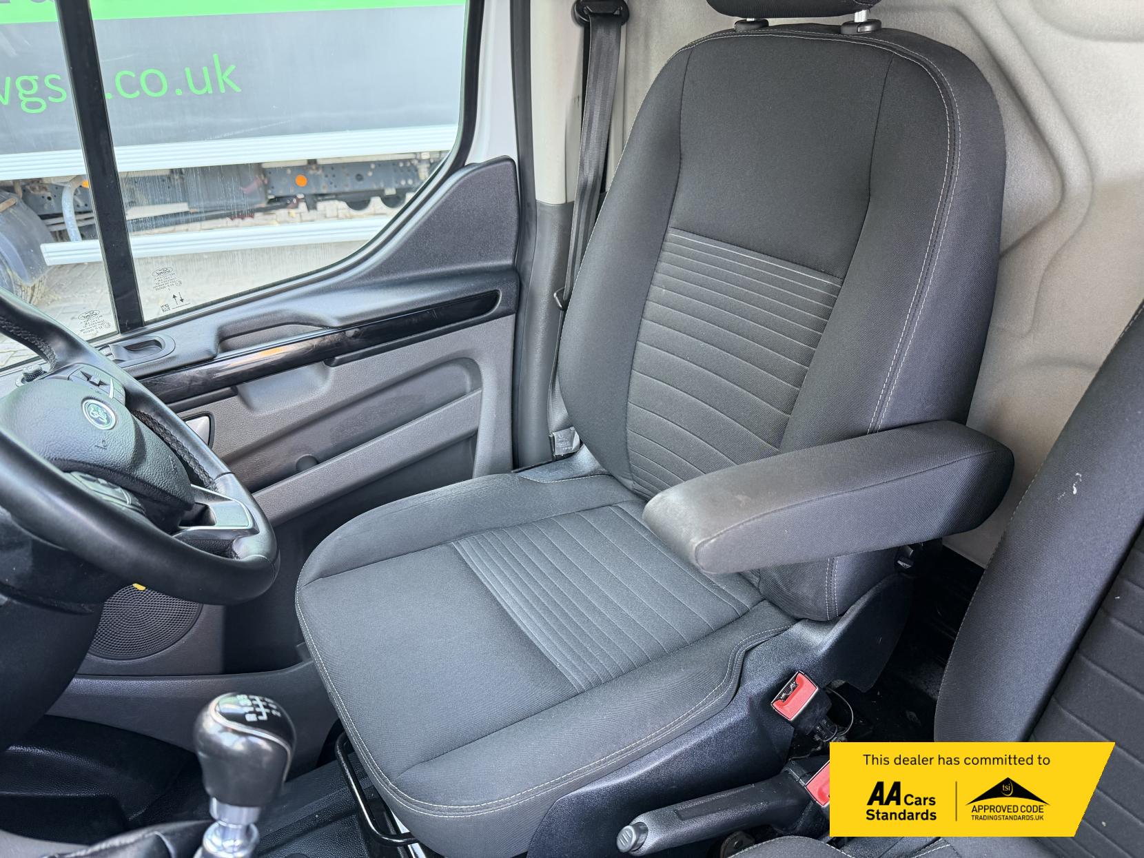 2023 Ford Transit Custom 2.0 300 EcoBlue Limited Panel Van 5dr Diesel Manual L1 H1 Euro 6 (s/s) (130 ps) - Thumbnail 16