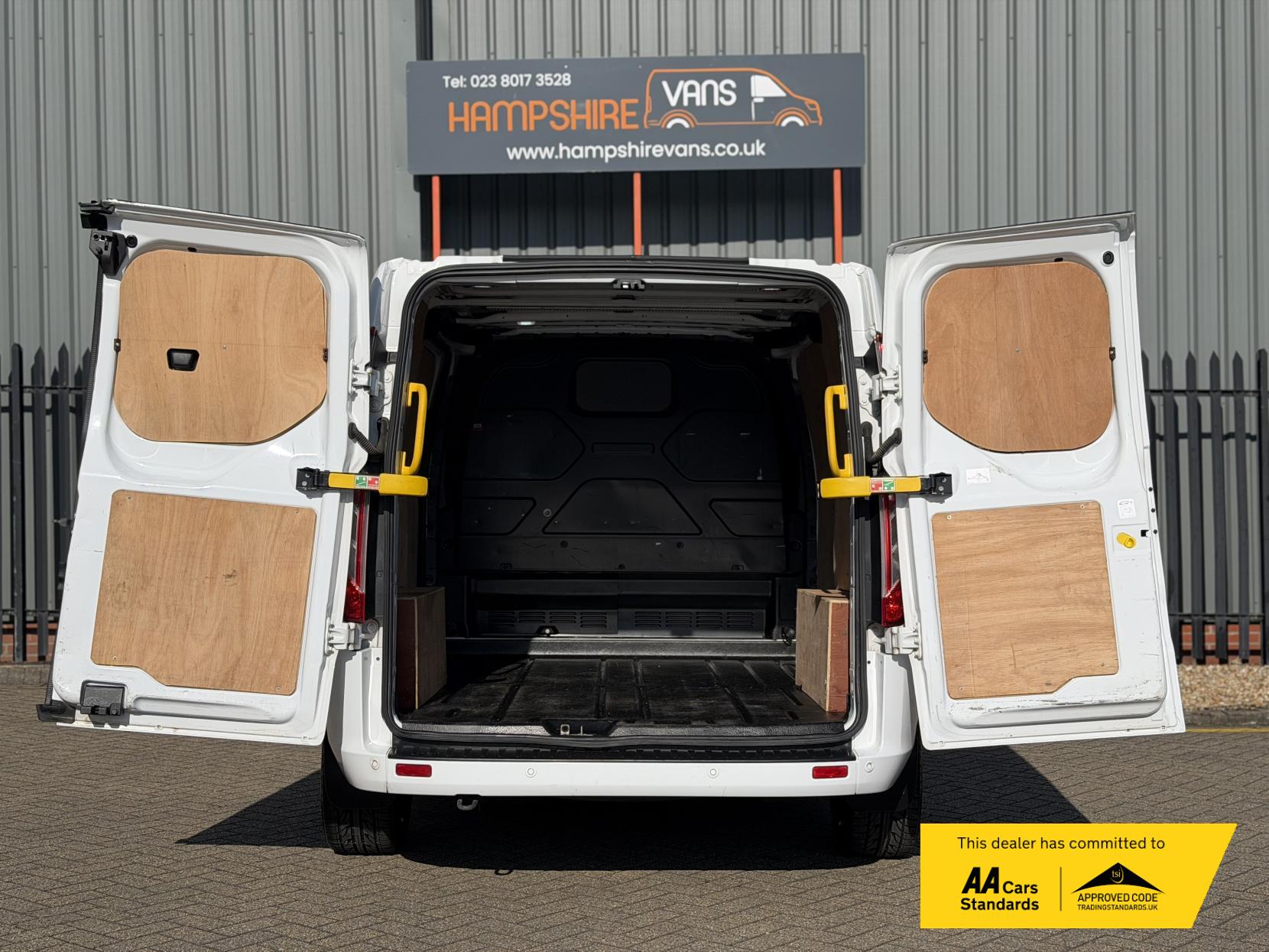 2023 Ford Transit Custom 2.0 300 EcoBlue Limited Panel Van 5dr Diesel Manual L1 H1 Euro 6 (s/s) (130 ps) - Thumbnail 24