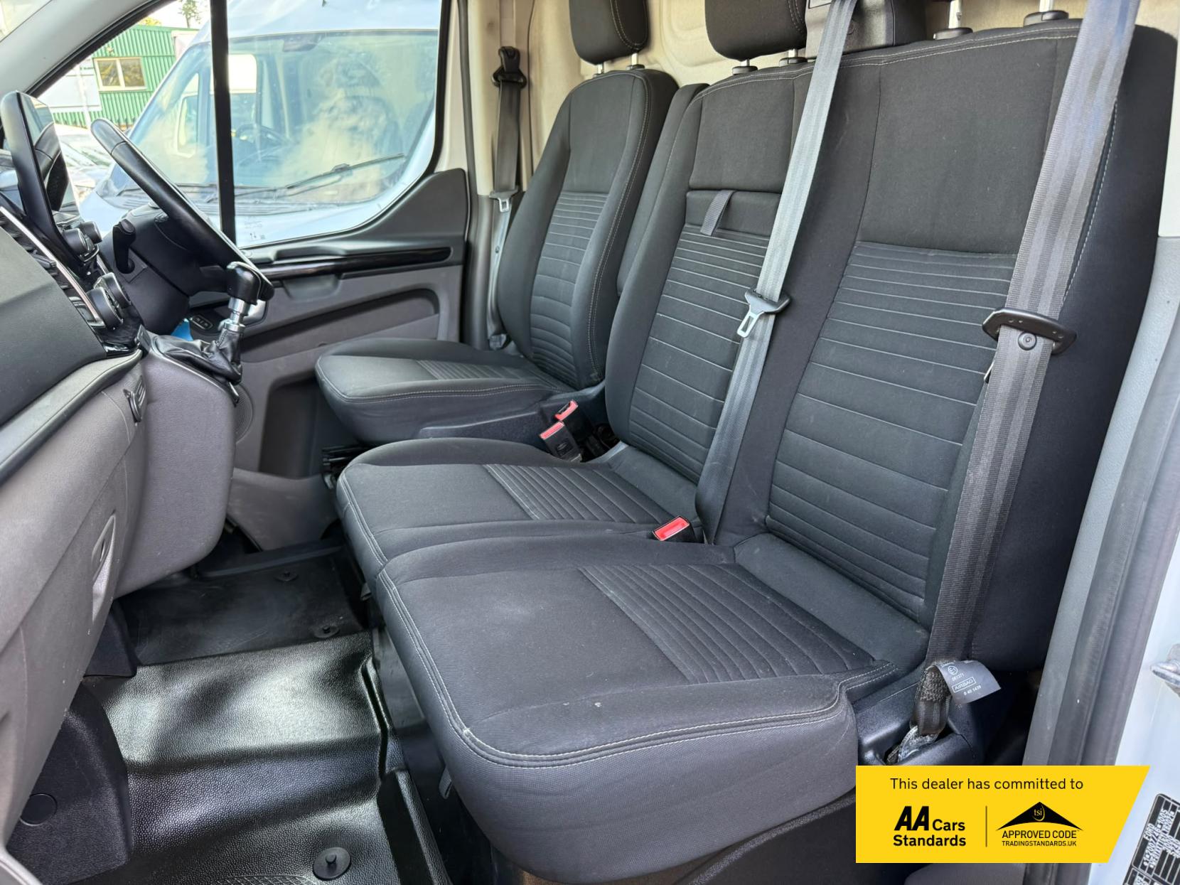 2020 Ford Transit Custom 2.0 300 EcoBlue Limited Panel Van 5dr Diesel Manual L2 H1 Euro 6 (s/s) (130 ps) - Thumbnail 12