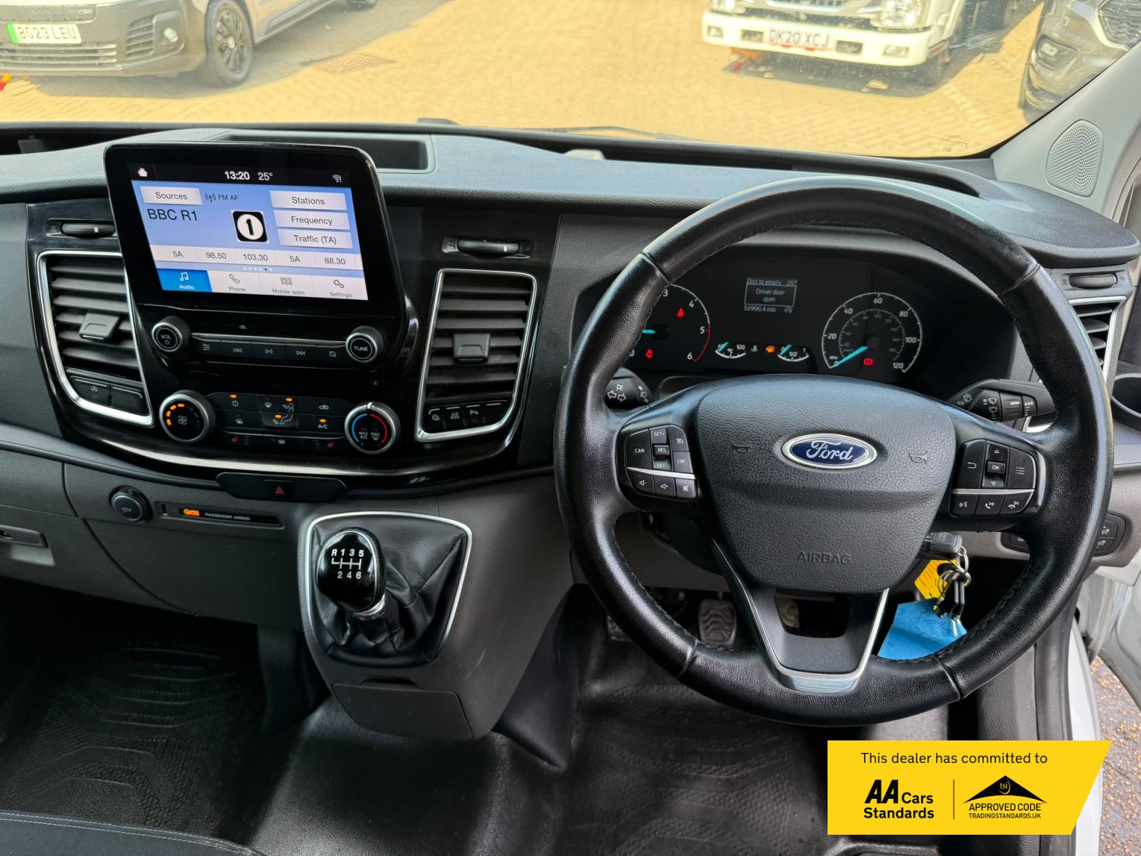 2020 Ford Transit Custom 2.0 300 EcoBlue Limited Panel Van 5dr Diesel Manual L2 H1 Euro 6 (s/s) (130 ps) - Thumbnail 42