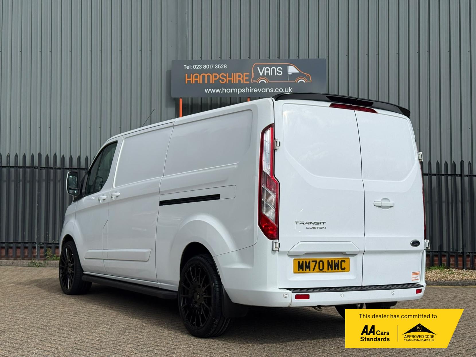 2020 Ford Transit Custom 2.0 300 EcoBlue Limited Panel Van 5dr Diesel Manual L2 H1 Euro 6 (s/s) (130 ps) - Thumbnail 4