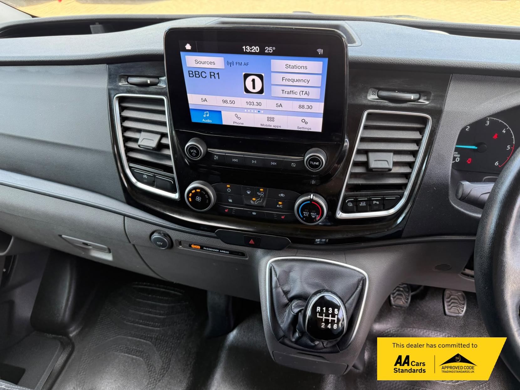 2020 Ford Transit Custom 2.0 300 EcoBlue Limited Panel Van 5dr Diesel Manual L2 H1 Euro 6 (s/s) (130 ps) - Thumbnail 27