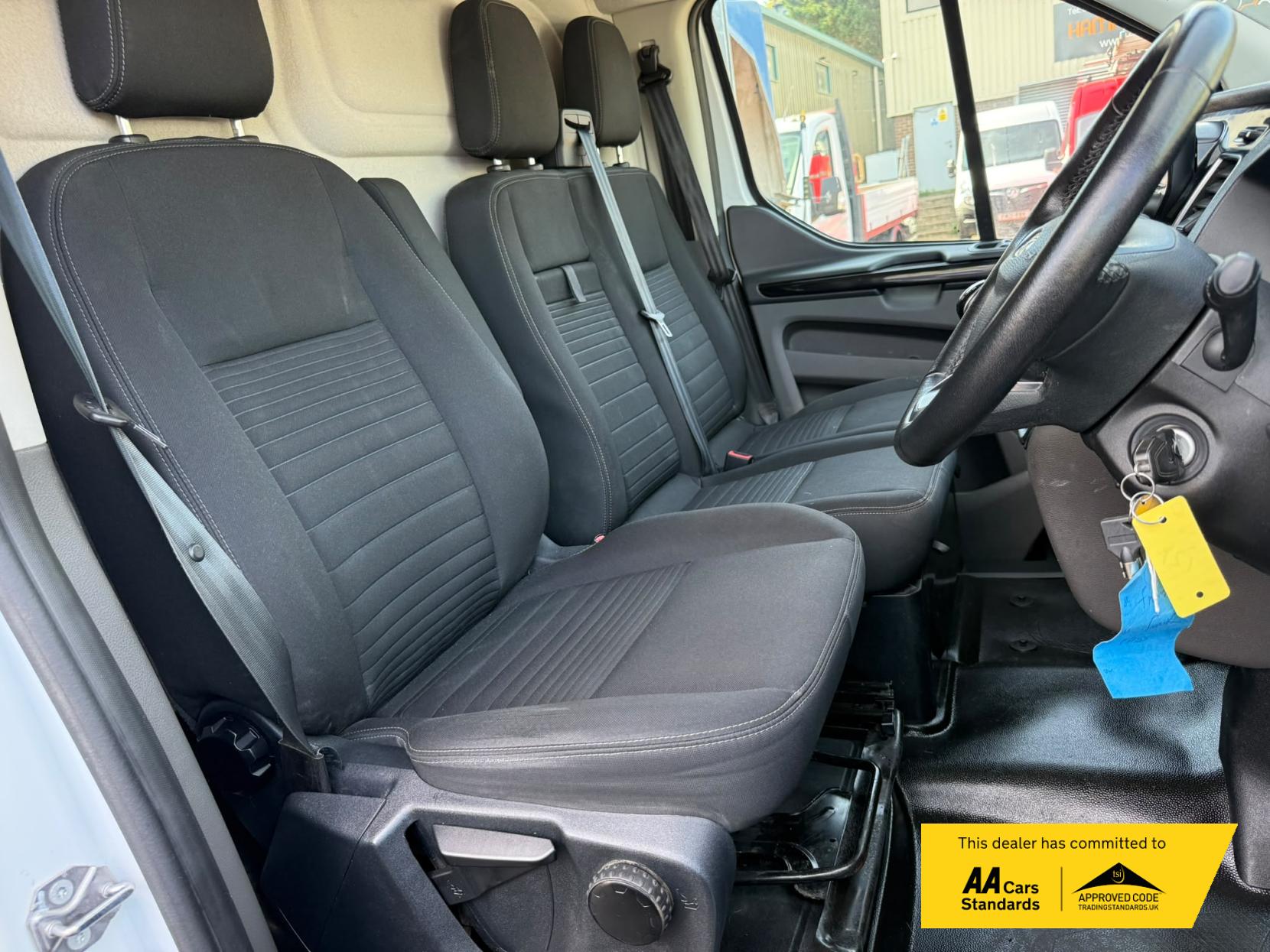 2020 Ford Transit Custom 2.0 300 EcoBlue Limited Panel Van 5dr Diesel Manual L2 H1 Euro 6 (s/s) (130 ps) - Thumbnail 9