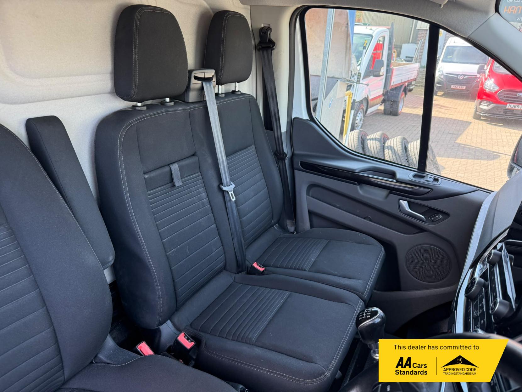 2020 Ford Transit Custom 2.0 300 EcoBlue Limited Panel Van 5dr Diesel Manual L2 H1 Euro 6 (s/s) (130 ps) - Thumbnail 10