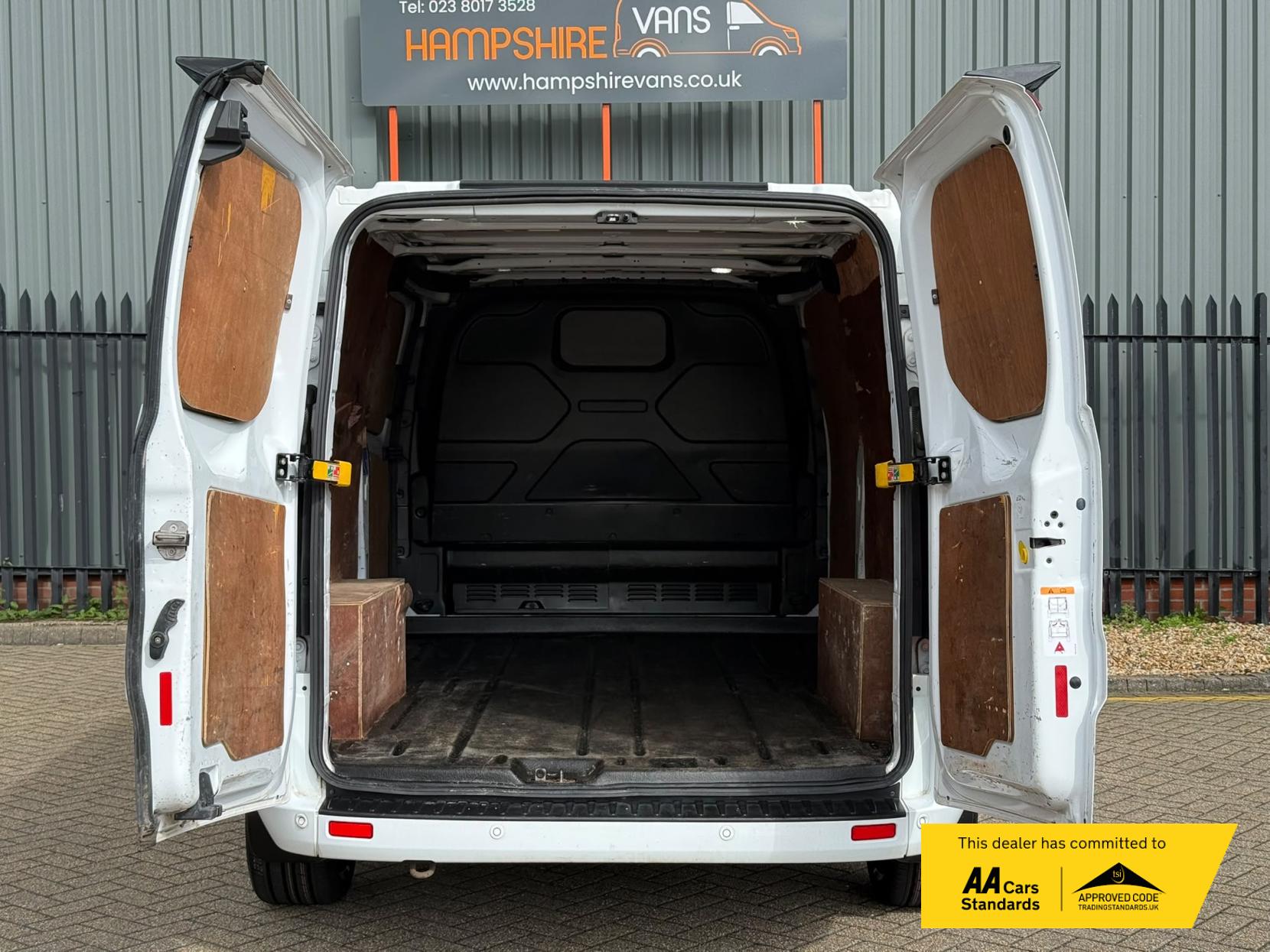 2020 Ford Transit Custom 2.0 300 EcoBlue Limited Panel Van 5dr Diesel Manual L2 H1 Euro 6 (s/s) (130 ps) - Thumbnail 16