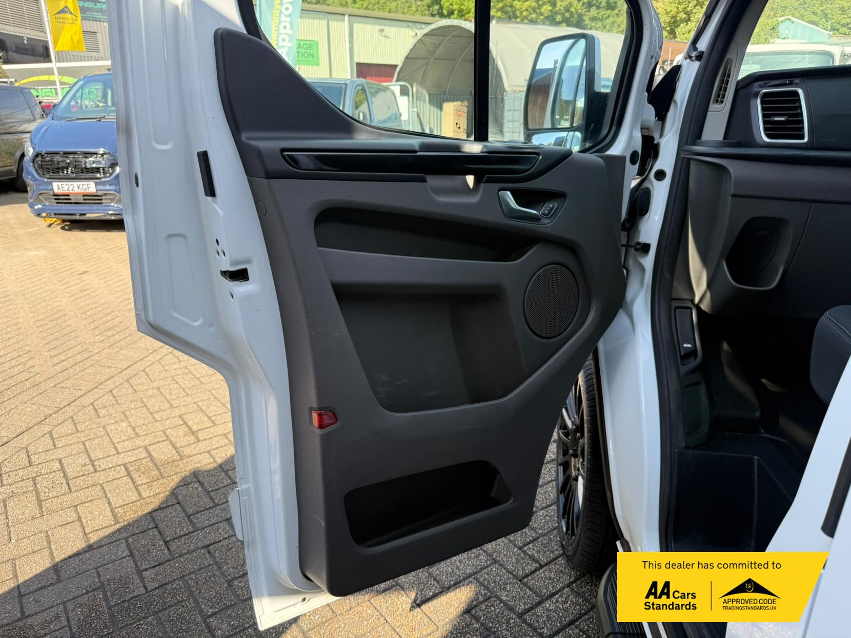 2020 Ford Transit Custom 2.0 300 EcoBlue Limited Panel Van 5dr Diesel Manual L2 H1 Euro 6 (s/s) (130 ps) - Thumbnail 22