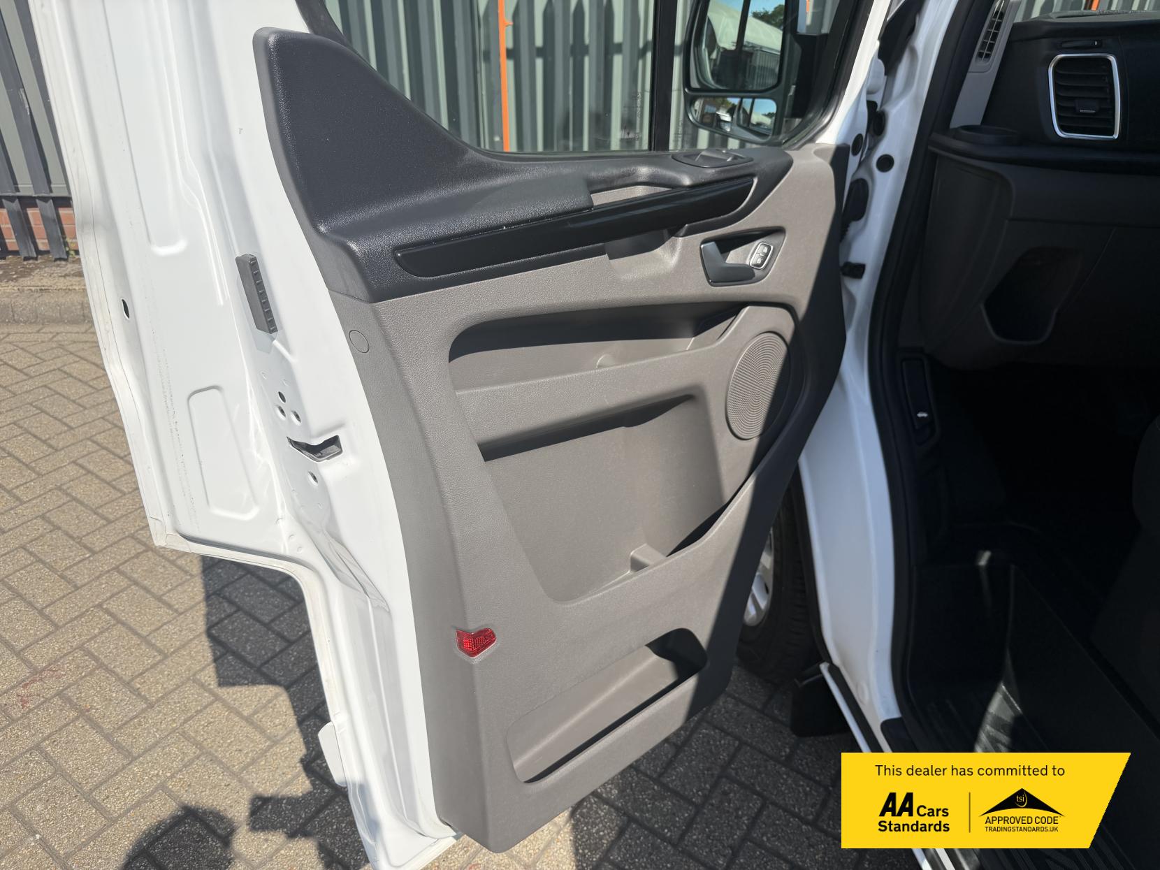 2022 Ford Transit Custom 2.0 300 EcoBlue Limited Panel Van 5dr Diesel Manual L2 H1 Euro 6 (s/s) (130 ps) - Thumbnail 18