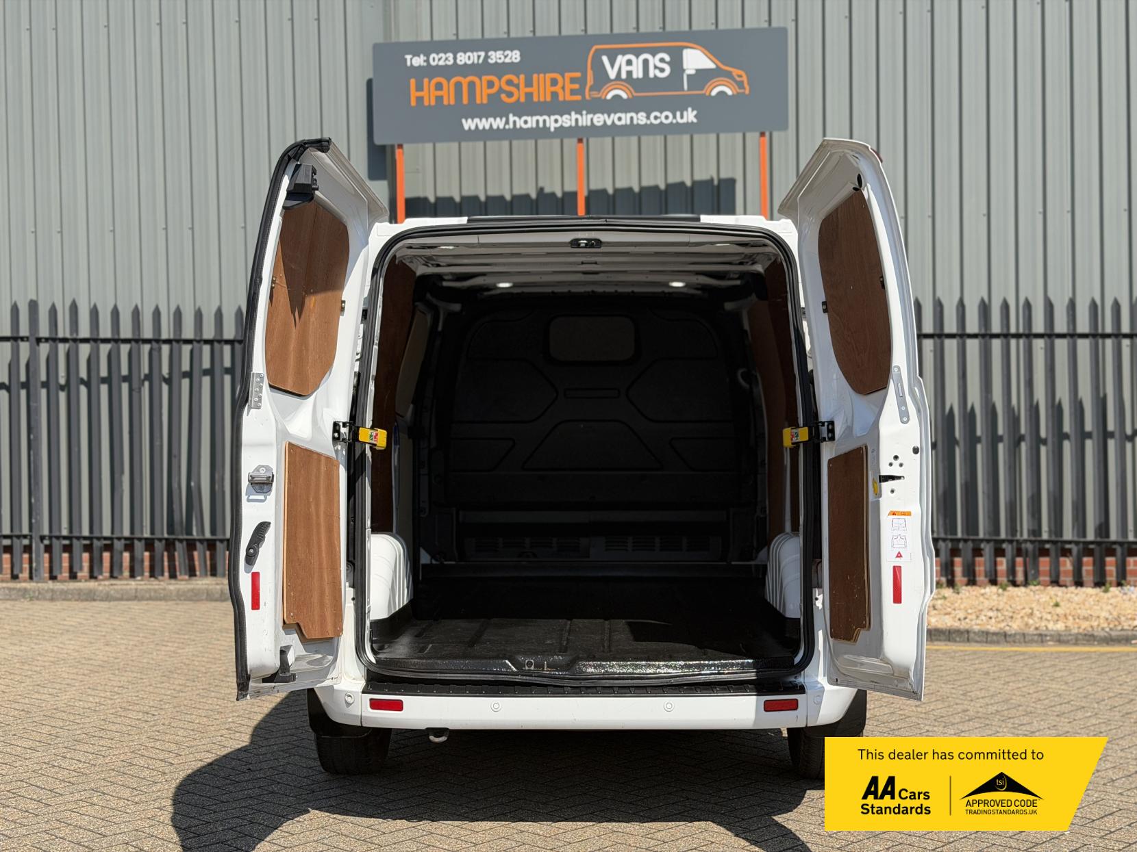 2022 Ford Transit Custom 2.0 300 EcoBlue Limited Panel Van 5dr Diesel Manual L2 H1 Euro 6 (s/s) (130 ps) - Thumbnail 11