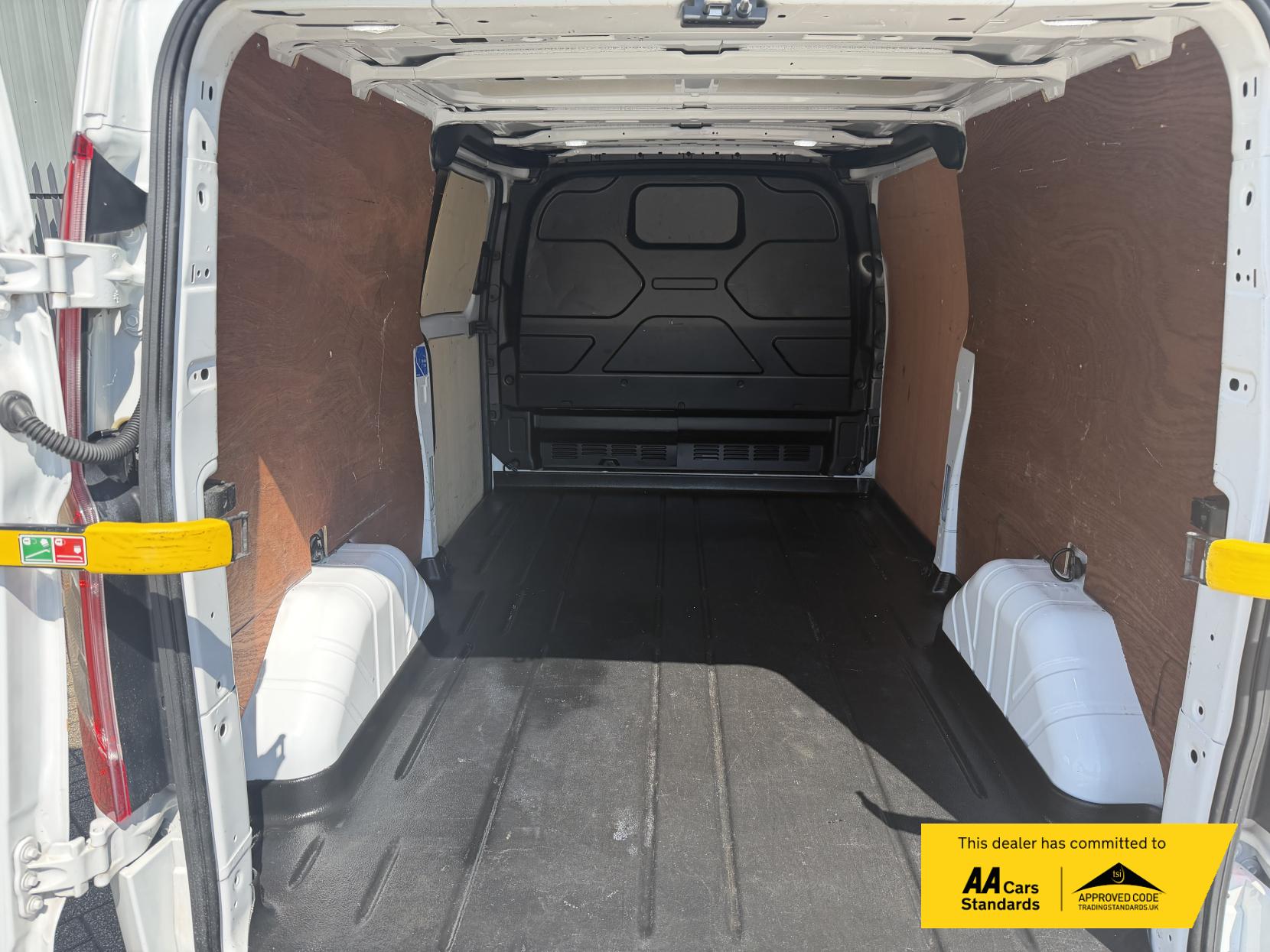 2022 Ford Transit Custom 2.0 300 EcoBlue Limited Panel Van 5dr Diesel Manual L2 H1 Euro 6 (s/s) (130 ps) - Thumbnail 14