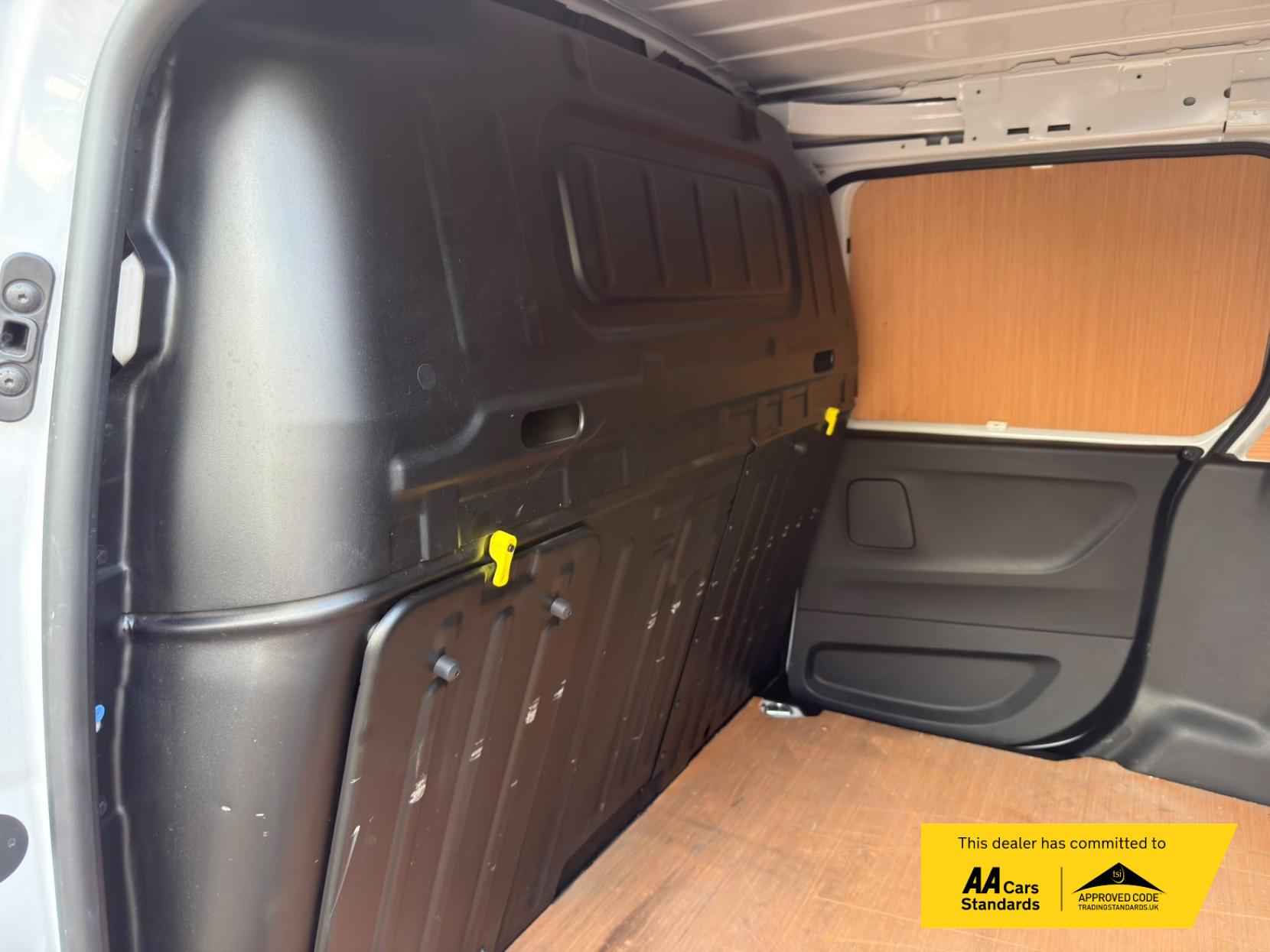 2024 Vauxhall Combo 1.5 Turbo D 2300 Pro XL Panel Van 6dr Diesel Auto LWB Euro 6 (s/s) (130 ps) - Thumbnail 32