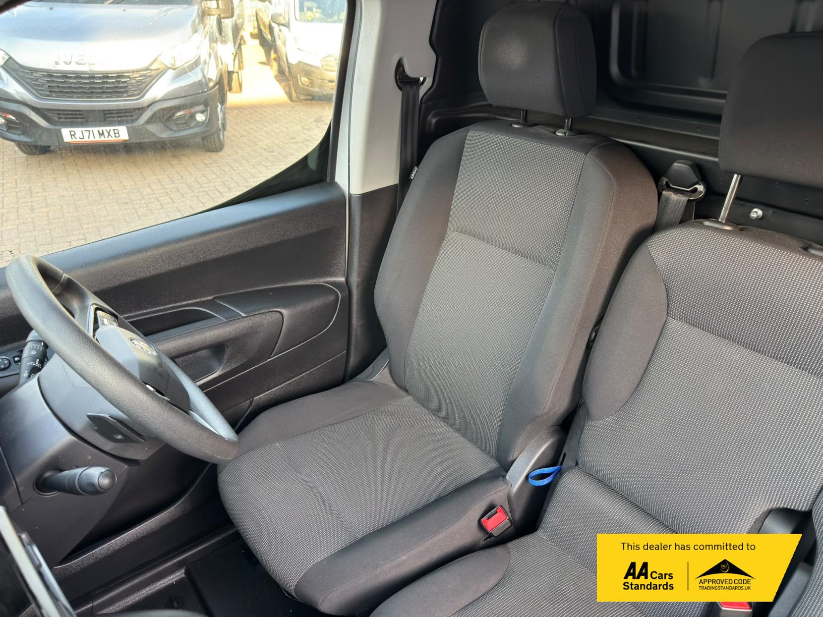 2024 Vauxhall Combo 1.5 Turbo D 2300 Pro XL Panel Van 6dr Diesel Auto LWB Euro 6 (s/s) (130 ps) - Thumbnail 16