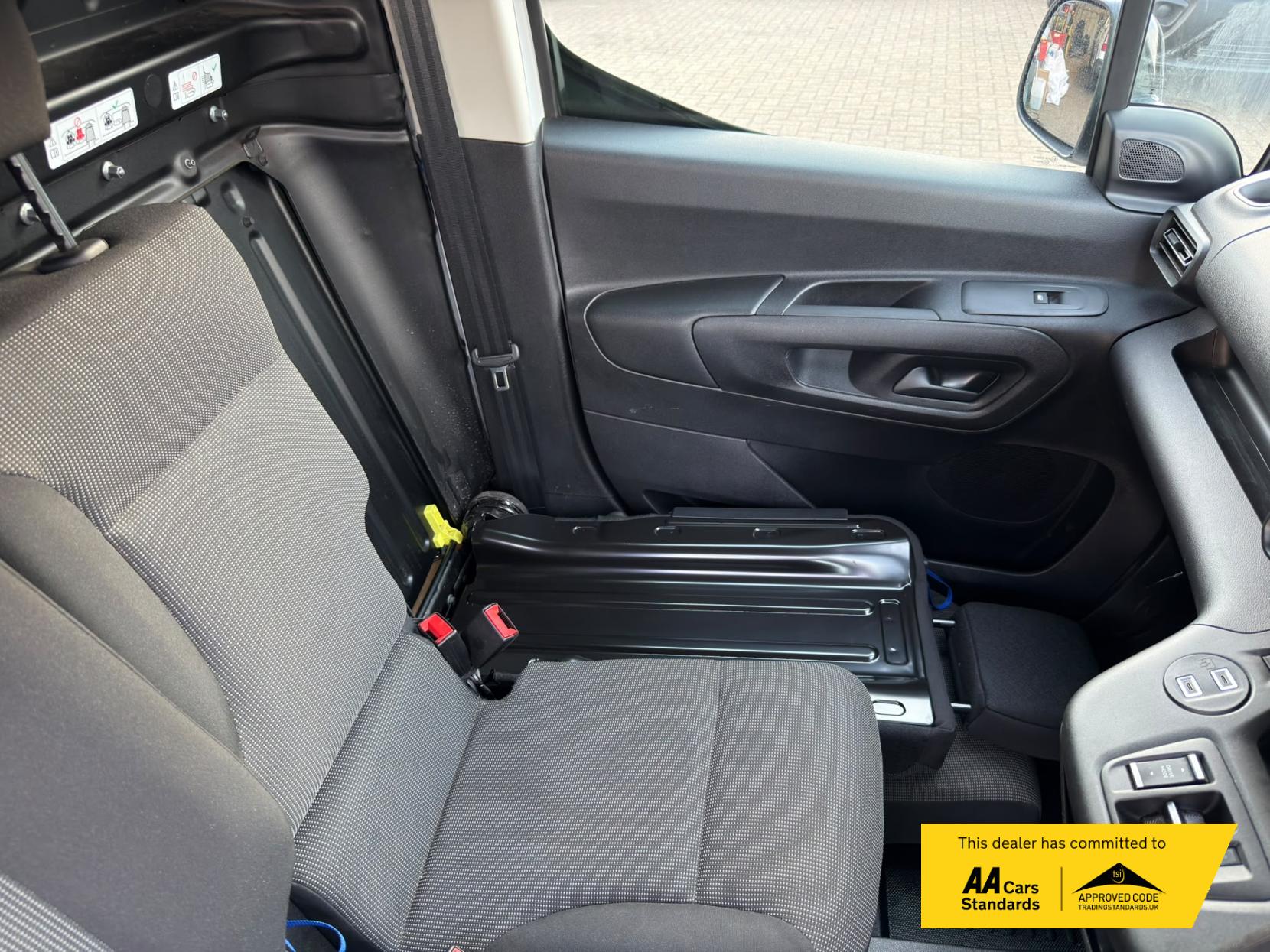 2024 Vauxhall Combo 1.5 Turbo D 2300 Pro XL Panel Van 6dr Diesel Auto LWB Euro 6 (s/s) (130 ps) - Thumbnail 20
